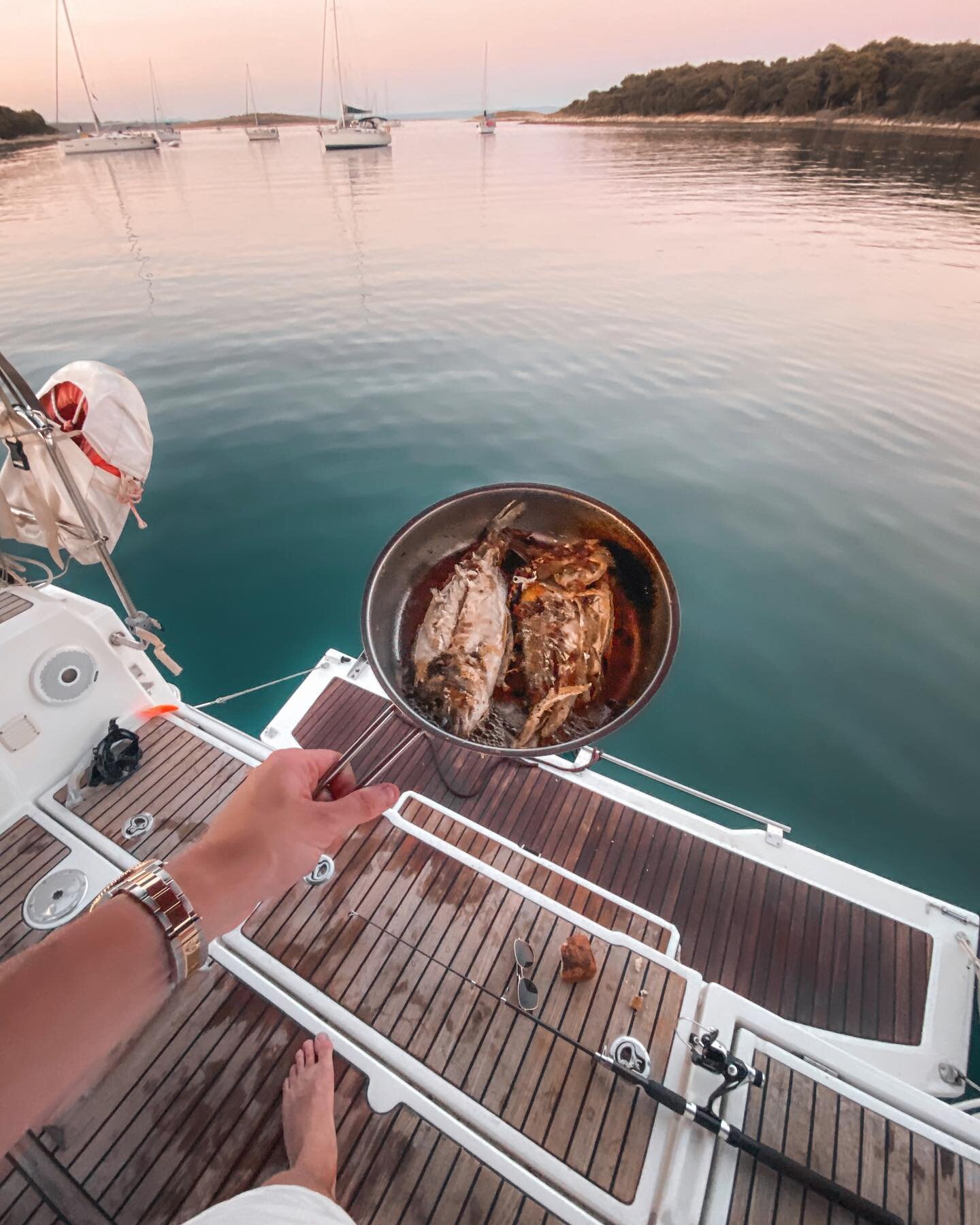 Life right now 👌

#sea #boatlife #sundowner #seafoodlovers #yachtlife #sailing #sailstagram #foodporn #vacationmode #liferightnow