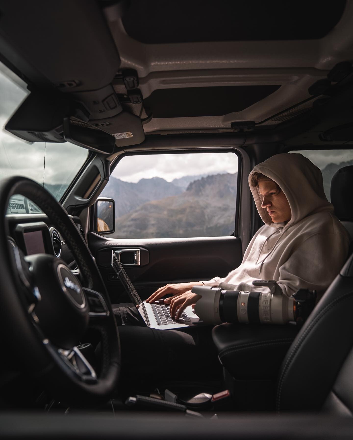 office views 🏔 

📸 @simon_lju 

#worklife #mountains #tyrol #galt&uuml;r #shootmode #freelancephotographer  #postproduction #locationlocationlocation  #onset #behindthescenes #sonyalpha #jeepwrangler #jeep #carporn