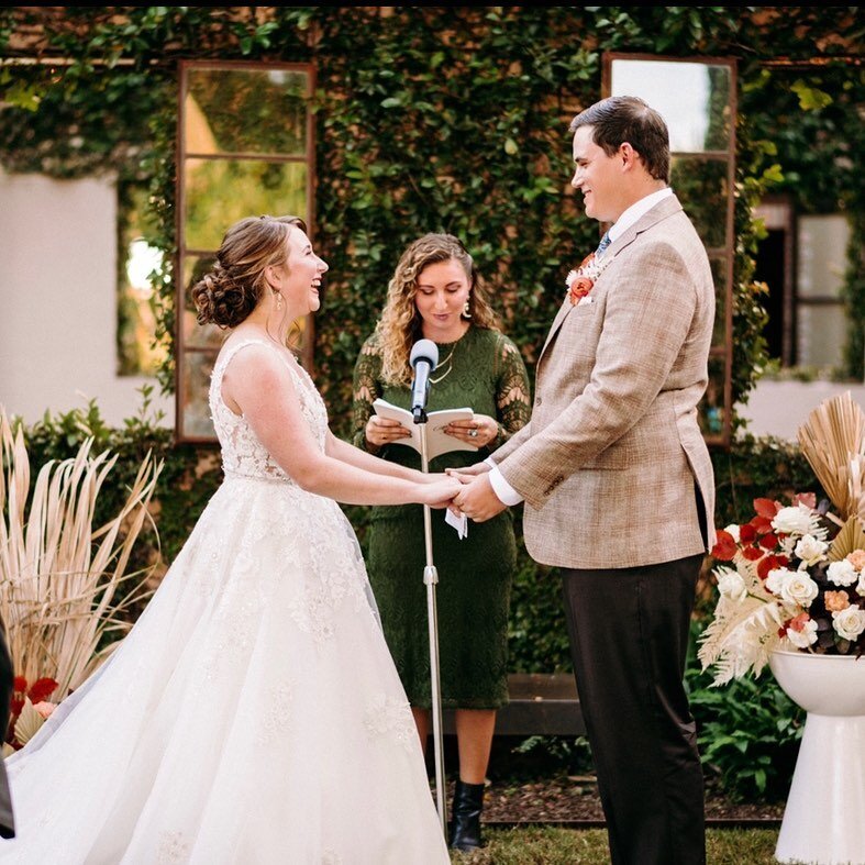 C e r m o n y  tip! 

It&rsquo;s becoming more popular to have parents sit on the opposite side of their children during the ceremony. 

Typically, the parents of the couples sit on the side that their child is standing on. Parents that sit on the op