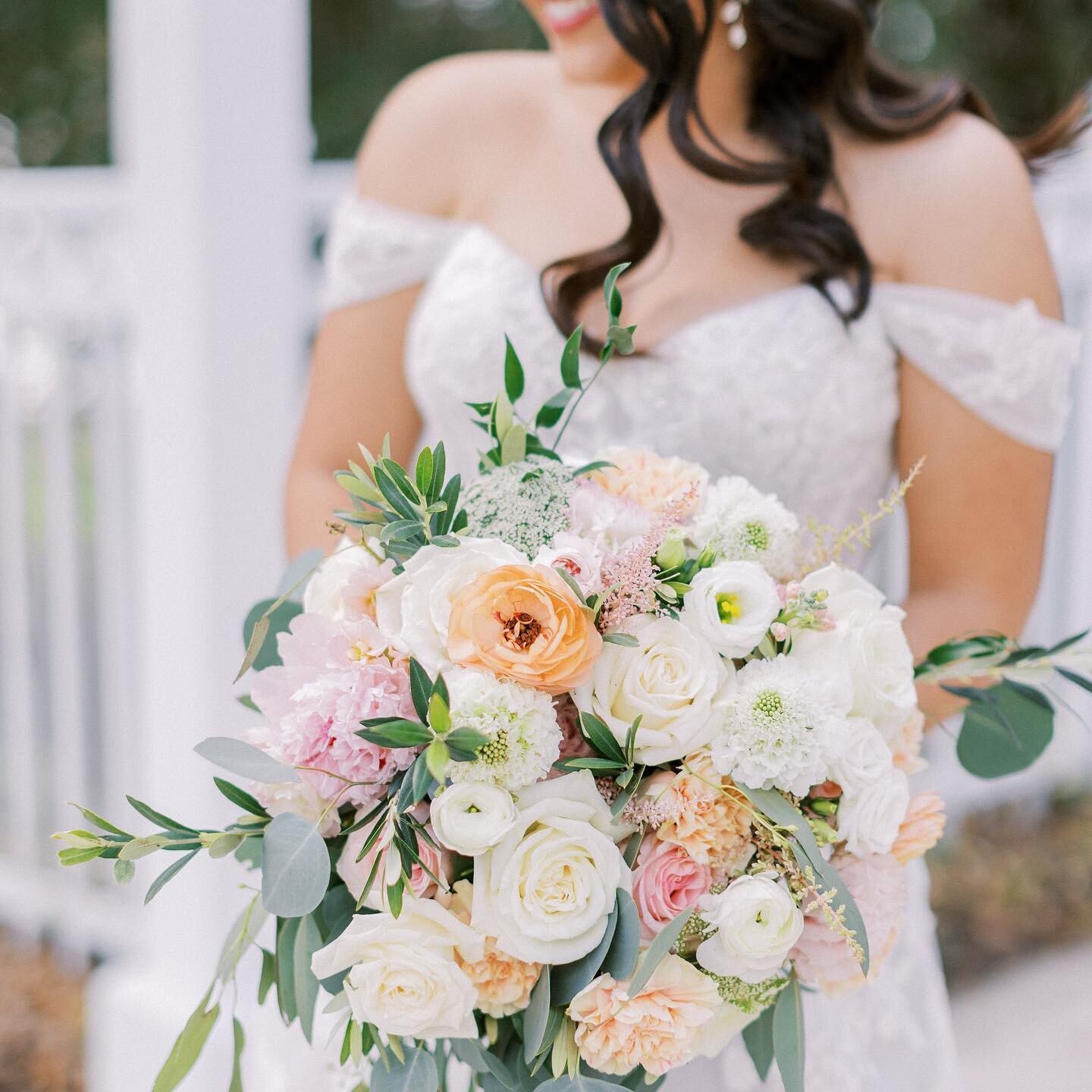 Still obsessing over this spring wedding color palette!🤍 
#pinkpeoniesweddings