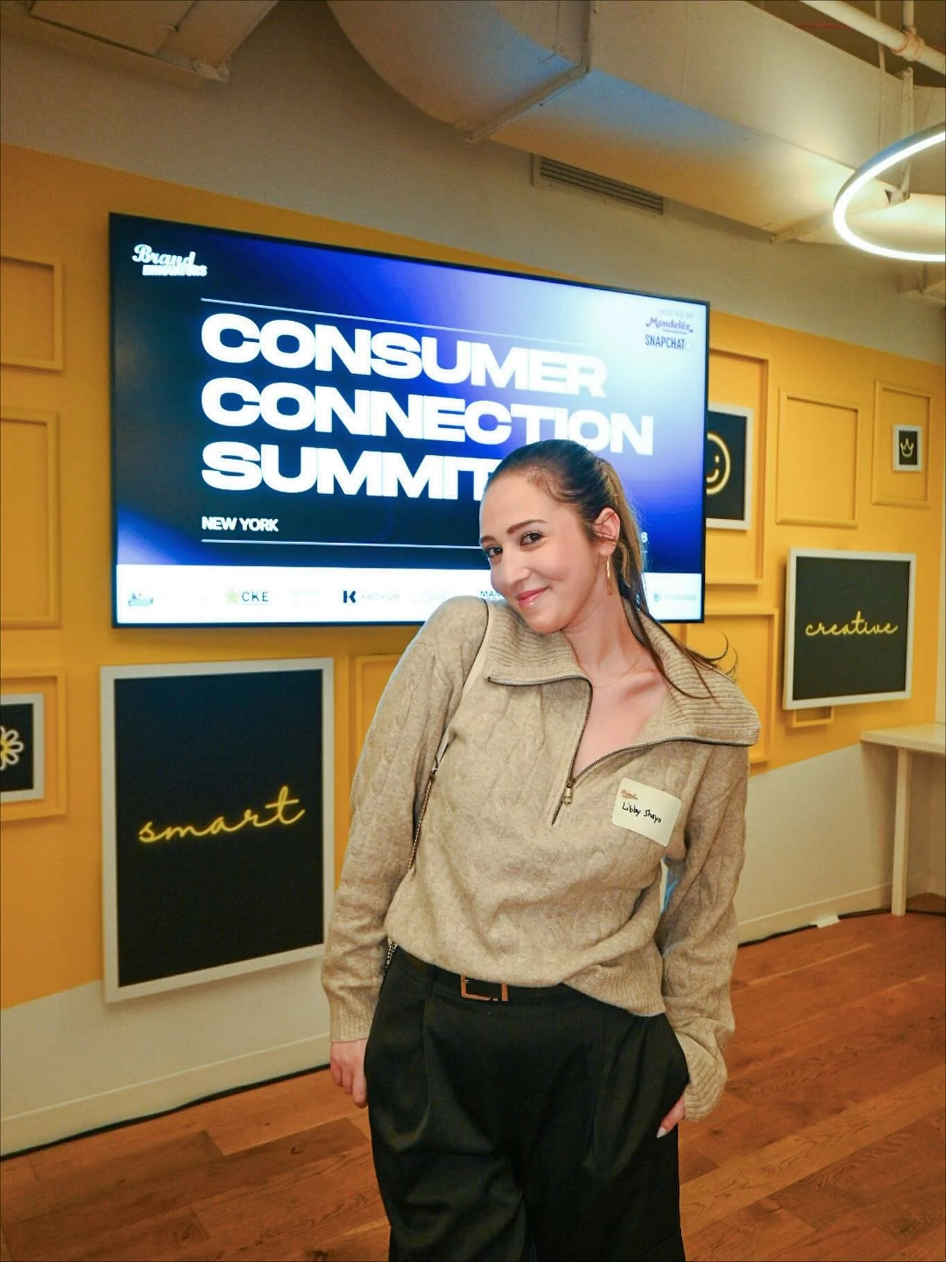 An incredibly full circle work day (having worked on @mondelez_international brands) doing BTS for @itsgigirobinson at @snapchat ft. @brandinnovators 🤍✨📸 
Sweater: @americaneagle #gifted 

#behindthescenes #contentcreator #content #girlboss #womanb