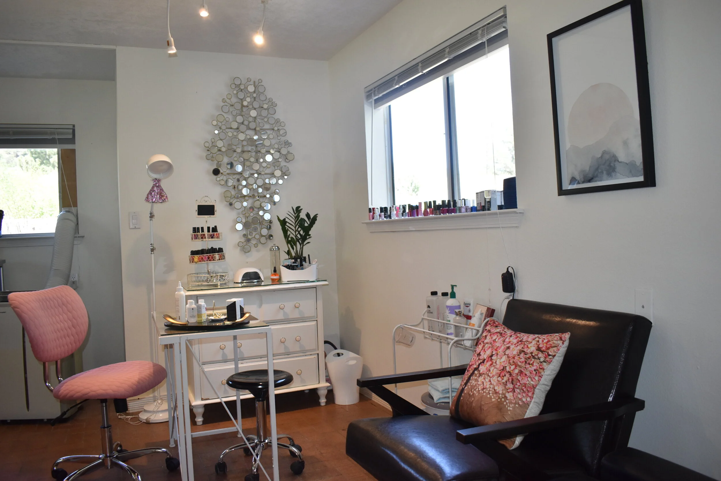 Mani Pedi station.JPG