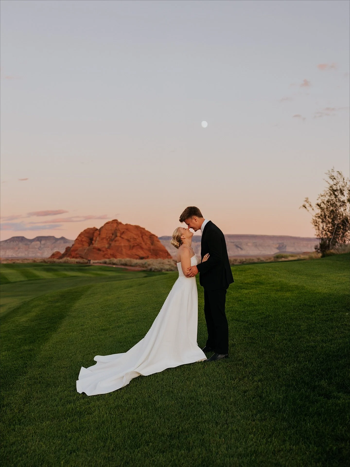 The sunset showed off. The moon showed off. St. George showed off. Basically everyone understood the assignment 😍✨
.
.
#stgeorgeweddingphotographer #utahweddingphotographer #utahweddingphotography