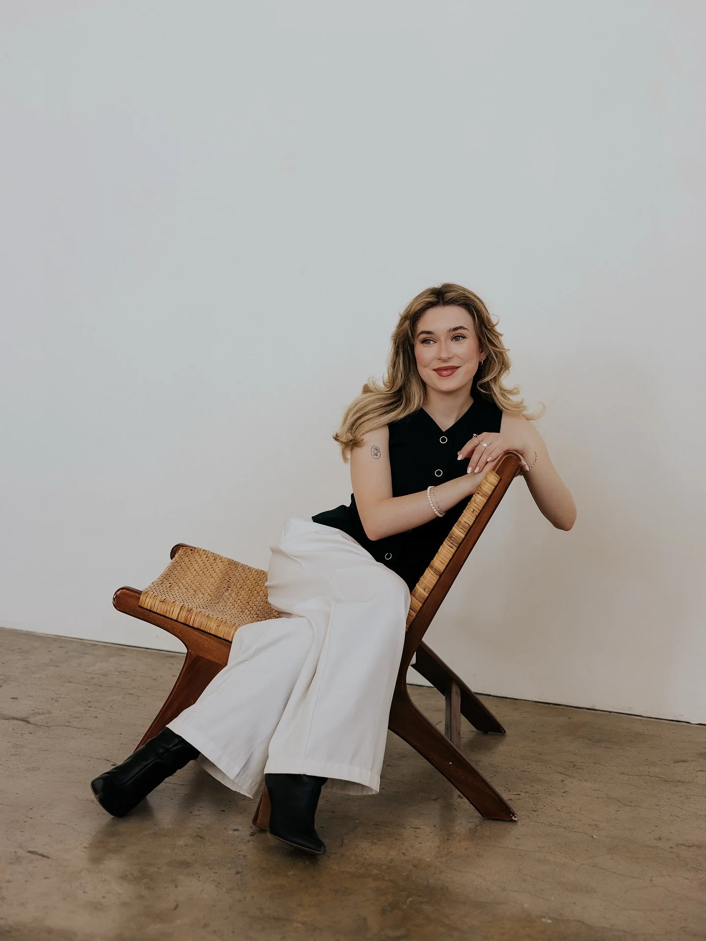 New year incoming&hellip; the perfect time to finally book that branding session you&rsquo;ve been putting off😉🤍
.
.
#utahportraitphotographer #utahheadshots #slcphotographer