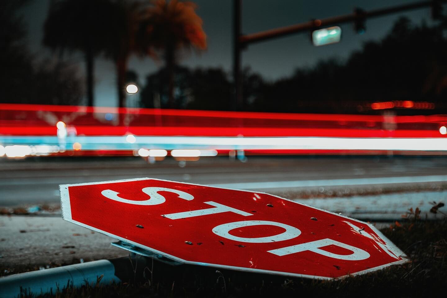 Back to some city shooting, and wandering the streets at night. &lsquo;bout to get a lot of steps in around this airport. 🤗 
 ⠀⠀⠀⠀⠀⠀⠀⠀⠀⠀⠀⠀ 
 ⠀⠀⠀⠀⠀⠀⠀⠀⠀⠀⠀⠀ 
#stop #stopsign #sign #orlandophotography #orlandonights #orlandonightlife #thecitybeautiful 
