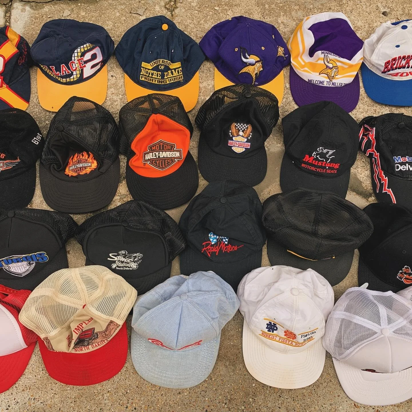 Vintage hats just in time for summer🧢☀️🌊 (Swipe to see a selection of my favorites!)