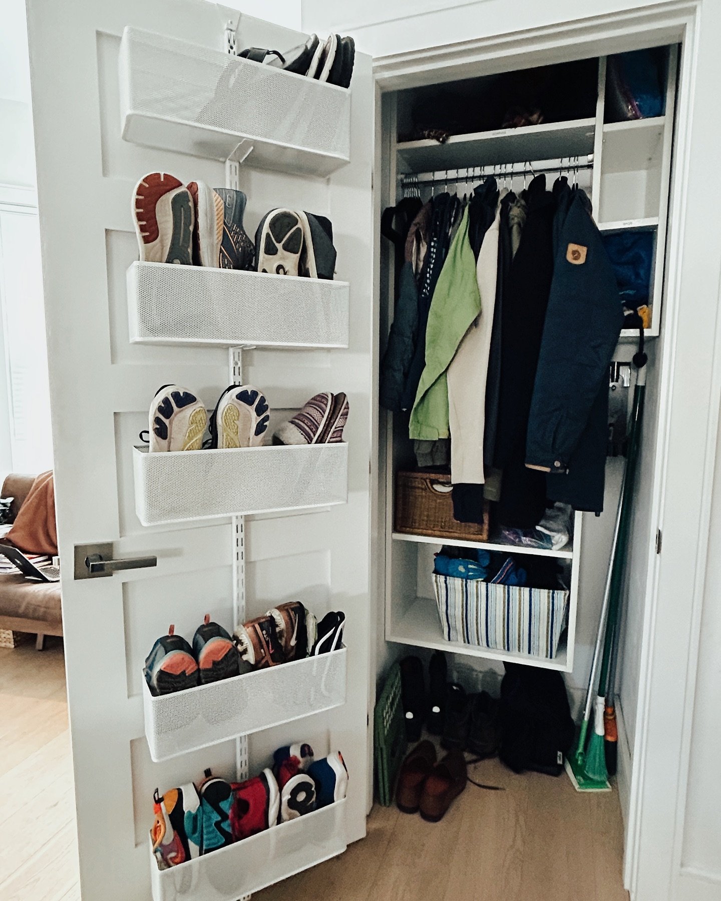 Just when you thought the closet was completely full, here I come reminding you to utilize ALL the space available by using vertical storage solutions 💁🏻&zwj;♀️

#homeorganization #homeorganizer #declutteryourlife #declutteryourhome #declutterlikea