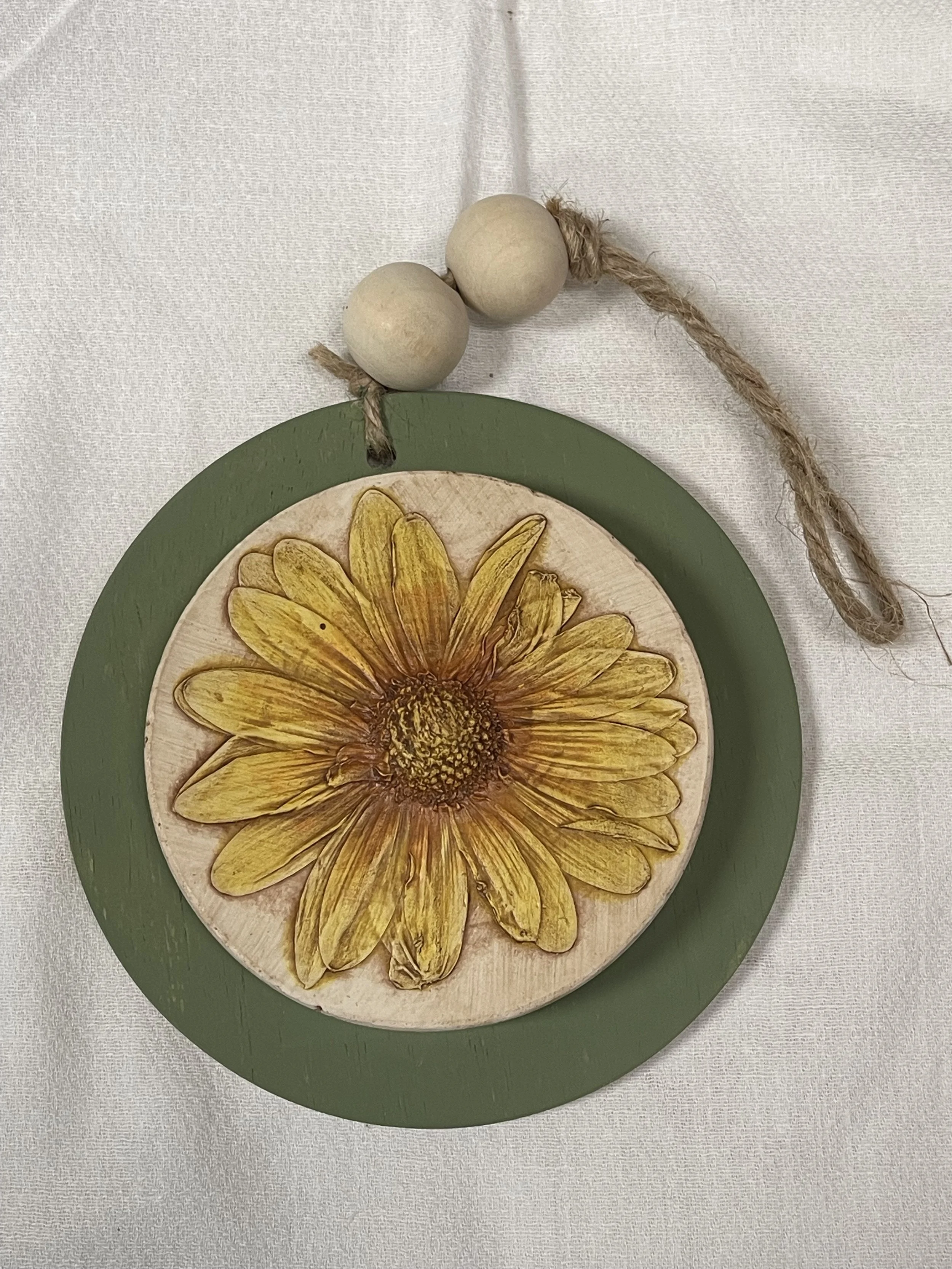 Daisy Botanical Relief Art on Green Wooden Disc