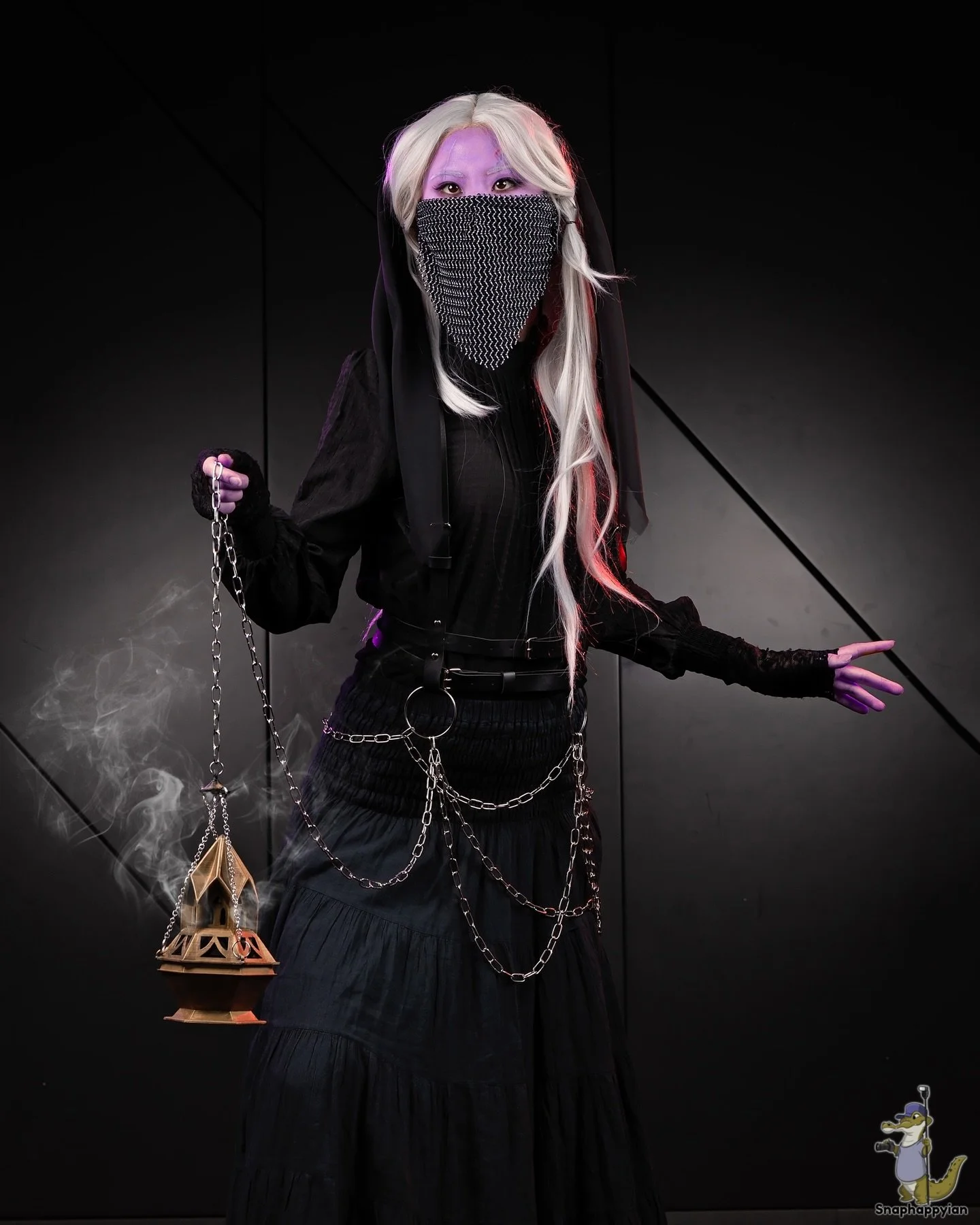 I did a closet cosplay of Vaelus from Critical Role 4 at @paxaus 25! Thank you @snaphappyian for the photos as always 💗 it was very fun talking to new CR4 fans this day!! &thinsp;
&thinsp;
also guys can i tell you the entire day i had NO purple face