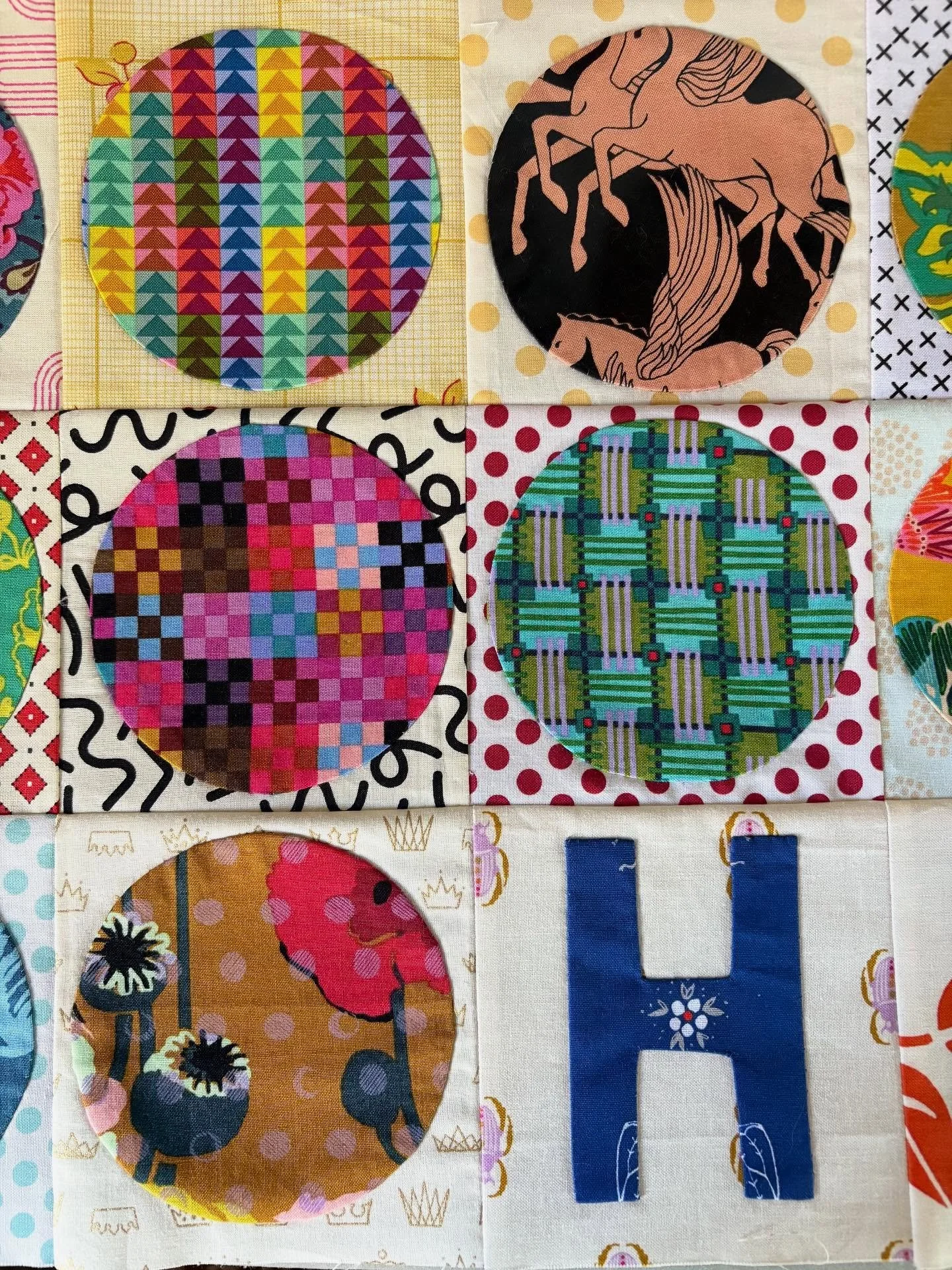 I really enjoyed every part of making this quilt. 
Needle turn appliqu&eacute; &amp; big stitch hand quilting are my absolute favourite techniques, I could do it all day - actually some days I do 🥰

What is your favourite technique?

#hastalavista #