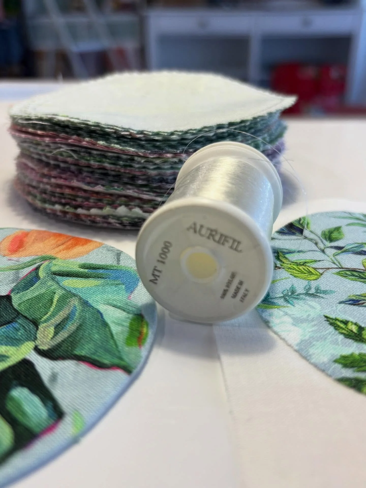 Needle Turn Appliqu&eacute;... but make it machine-sewn! 
YES, it&rsquo;s possible! 🤩

I&rsquo;m collaborating with @freespiritfabrics and @aurifilthread for a special project!

Are you ready to crack the code on a machine appliqu&eacute; technique 