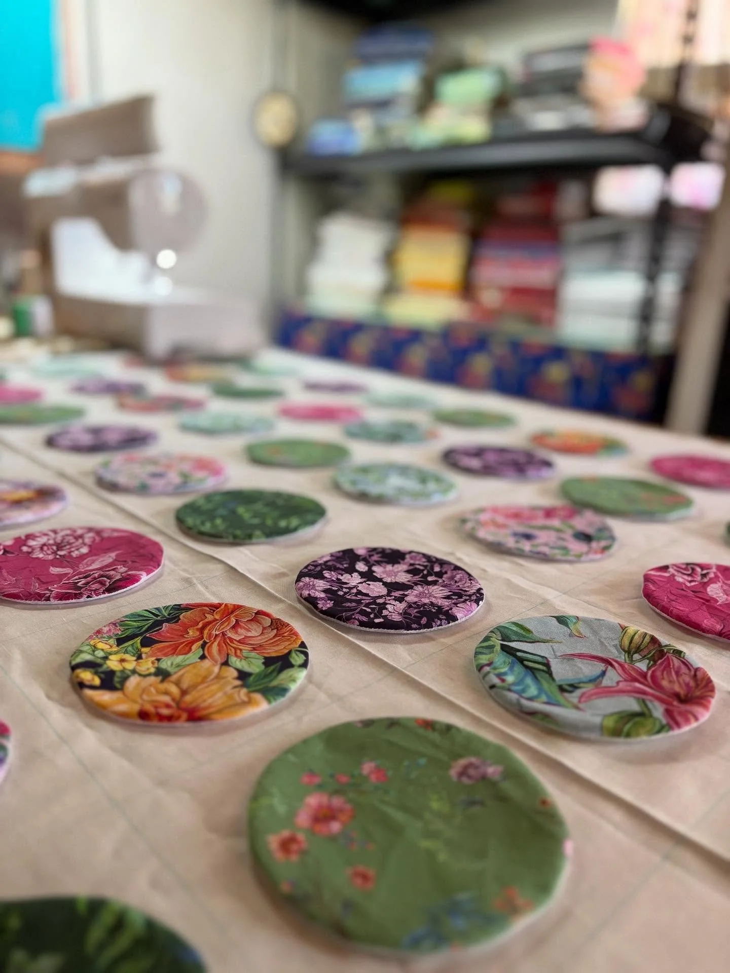 Circles for days ☀️
Final Quilt Reveal for my collaboration with @freespiritfabrics @surfaceofbeauty @aurifilthread is sooooo close!
In full bloom by Surface of Beauty ships January 🎉

Question: do you machine or hand appliqu&eacute; your circles?

