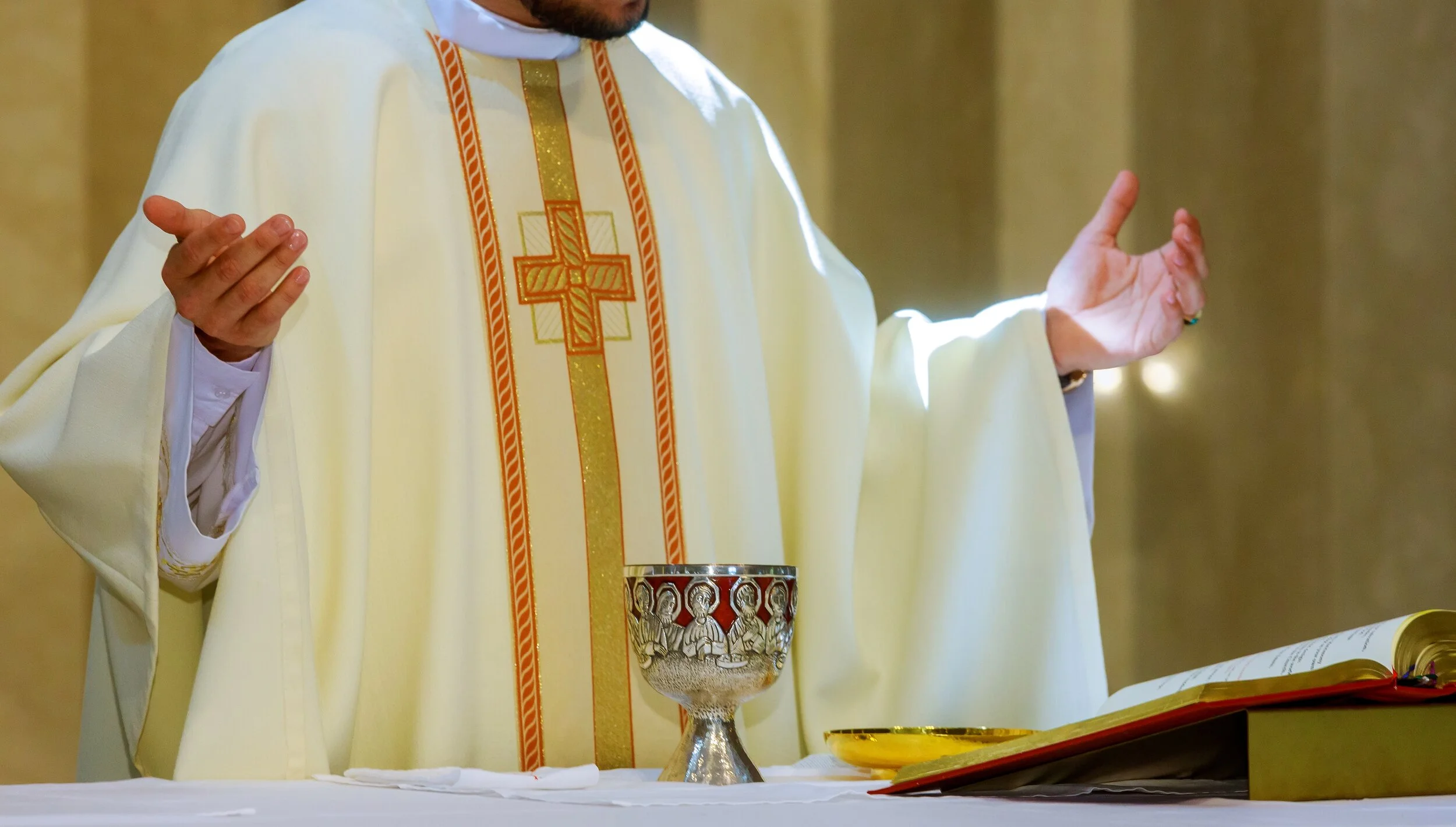 holy-communion-on-table-in-church-cup-of-glass-with-red-wine-and-bread-prayer-for-wine_t20_ropYNb.jpg