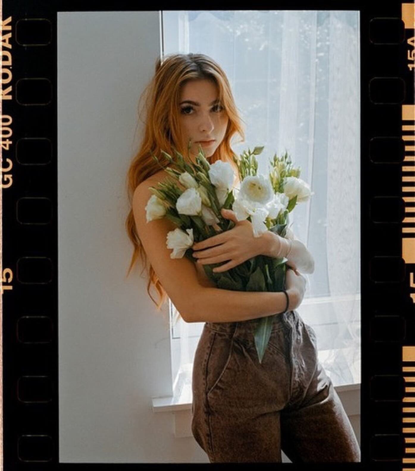 That morning sun, film &amp; flowers. Beautiful work! 🎞️📷

📷: @hewhoovercomes 
☀️: @baileybjanelle 

#filmneverdies #kodak400 #analogphotography #vintagephotography #houstonphotography