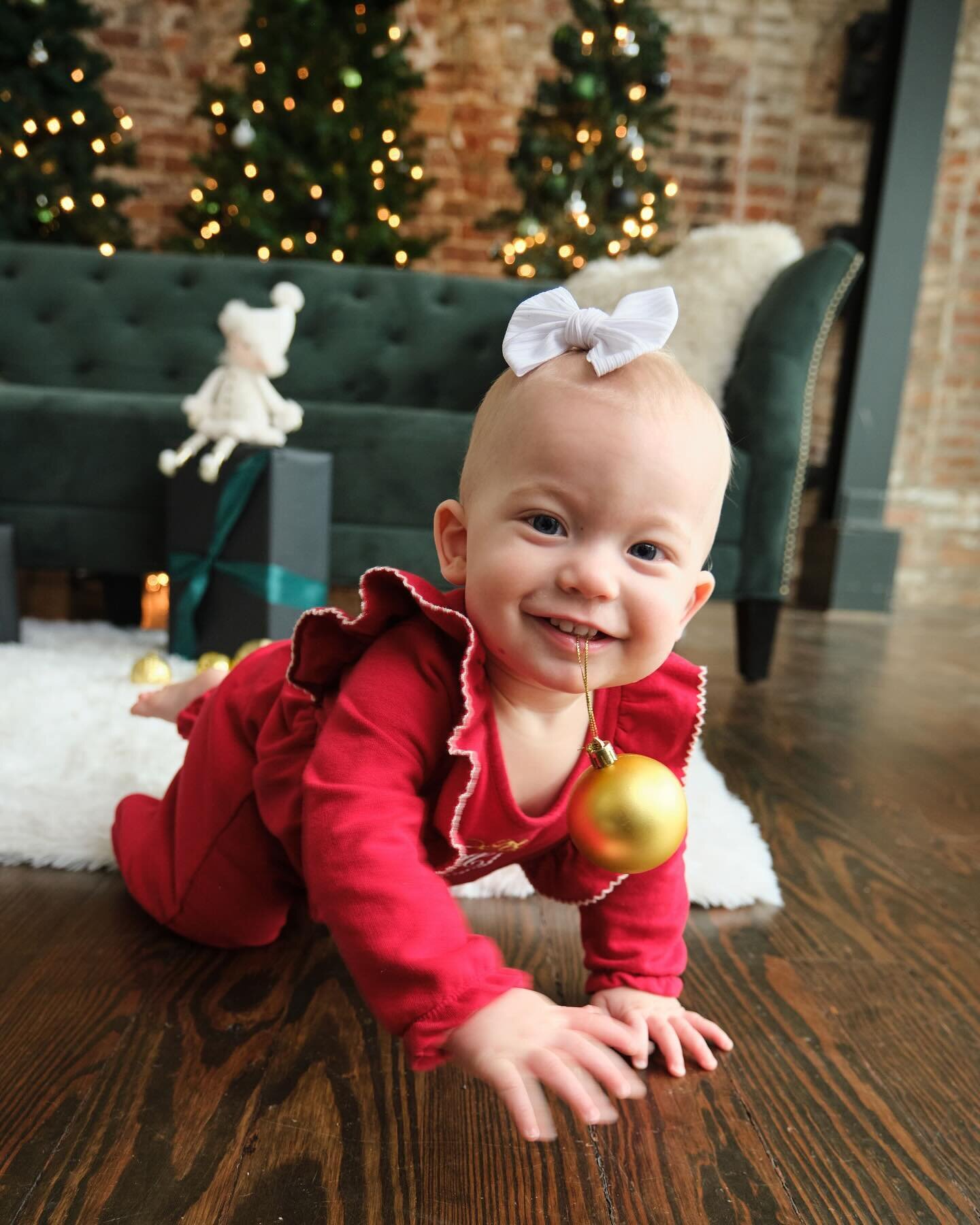 Cuteness overload with this perfect holiday session. Sweet Harper staying totally still &amp; definitely NOt trying to eat ornaments! 😂🙌
📷: @leiperphotography 

#houstonphotographer #houstonphotography #downtownhouston #holidays