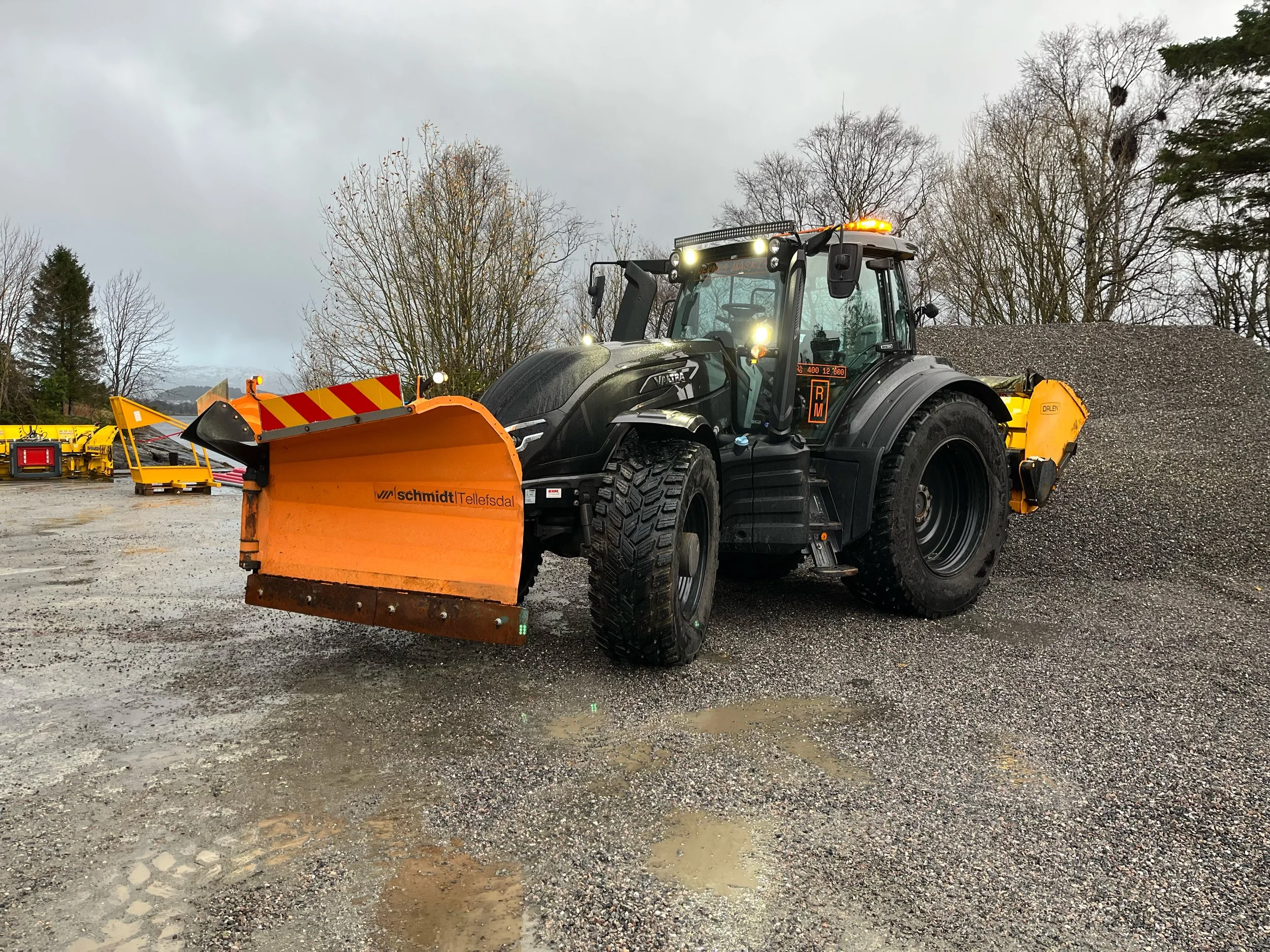 Reknes maskin sitt eget lager av grus, pukk, jord og fyllmasser i Langevåg