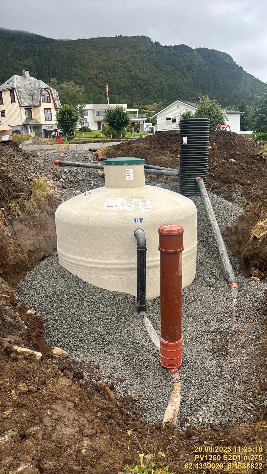 Rør og avløp til septiktank, nedgravd etter forskriftene