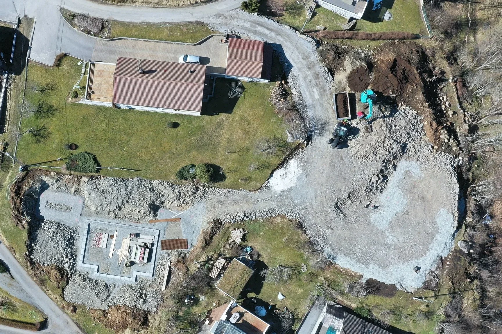 Dronefoto av gravearbeid på en tomt i Sula kommune