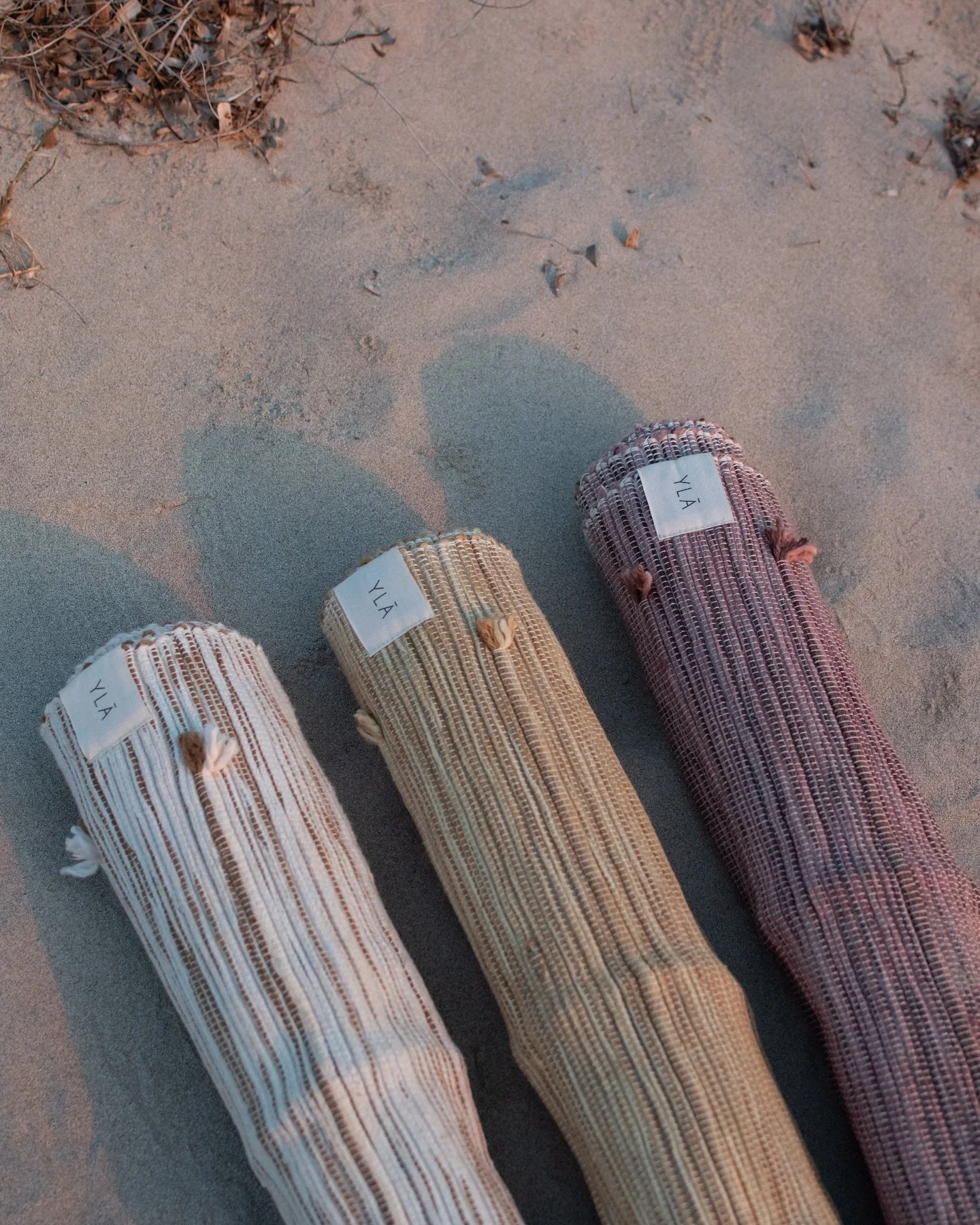 Les trois nouvelles couleurs de tapis YLĀ 🩷 Monochrome ivoire, jaune & violet 🩷
Tous nos tapis sont teints naturellement à la main. Les tissus imprégnés des vertus des plantes, sont ensuite séchés naturelleme