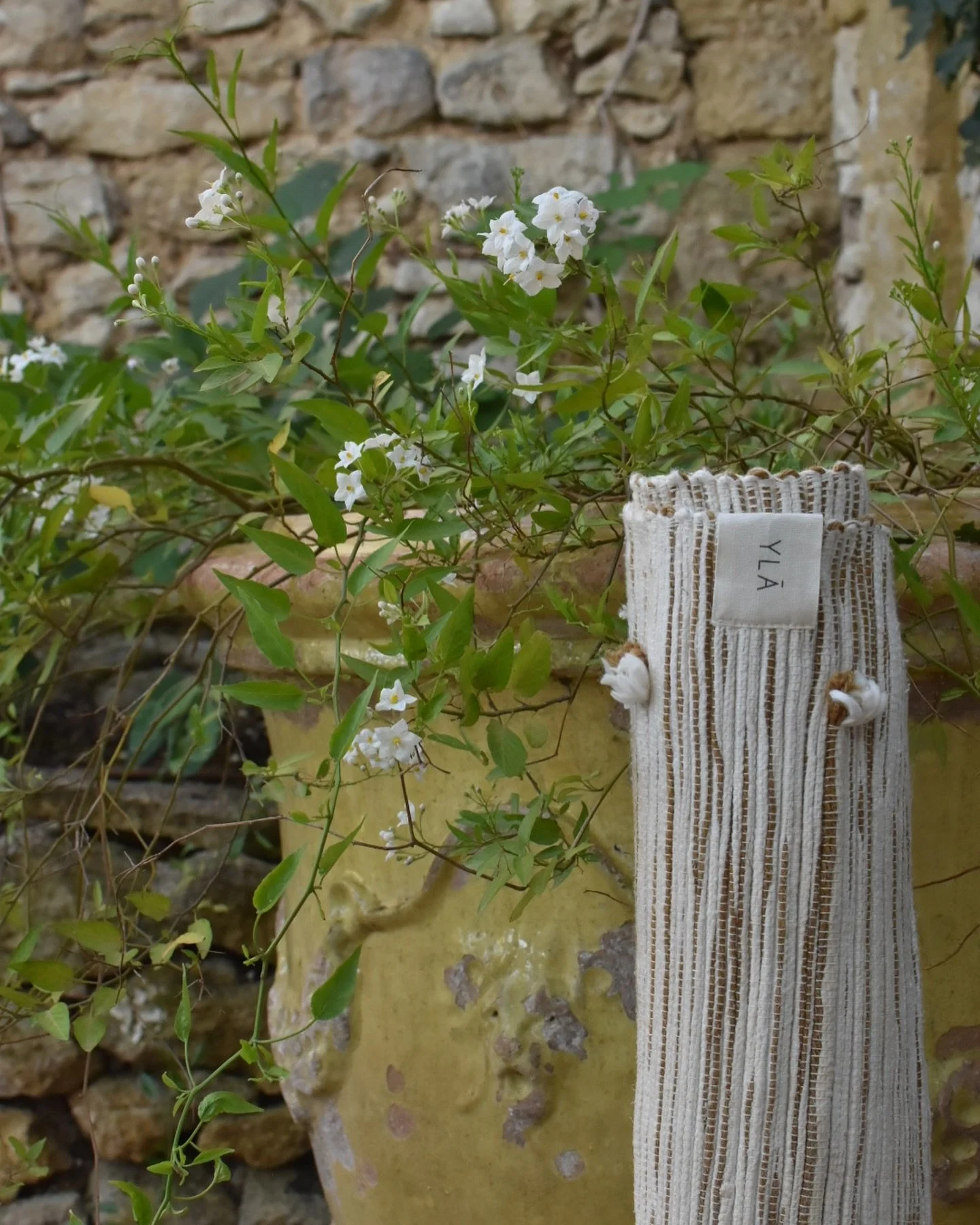 The new ivory yoga mat @ylayoga 🤍
* 100% natural : organic cotton, jute fiber & natural rubber. 
* Hand dyed with ashwagandha (known as Indian Ginseng) for its relaxing properties on the skin and 18 other healing Ayurvedic plants. 
* Traditional