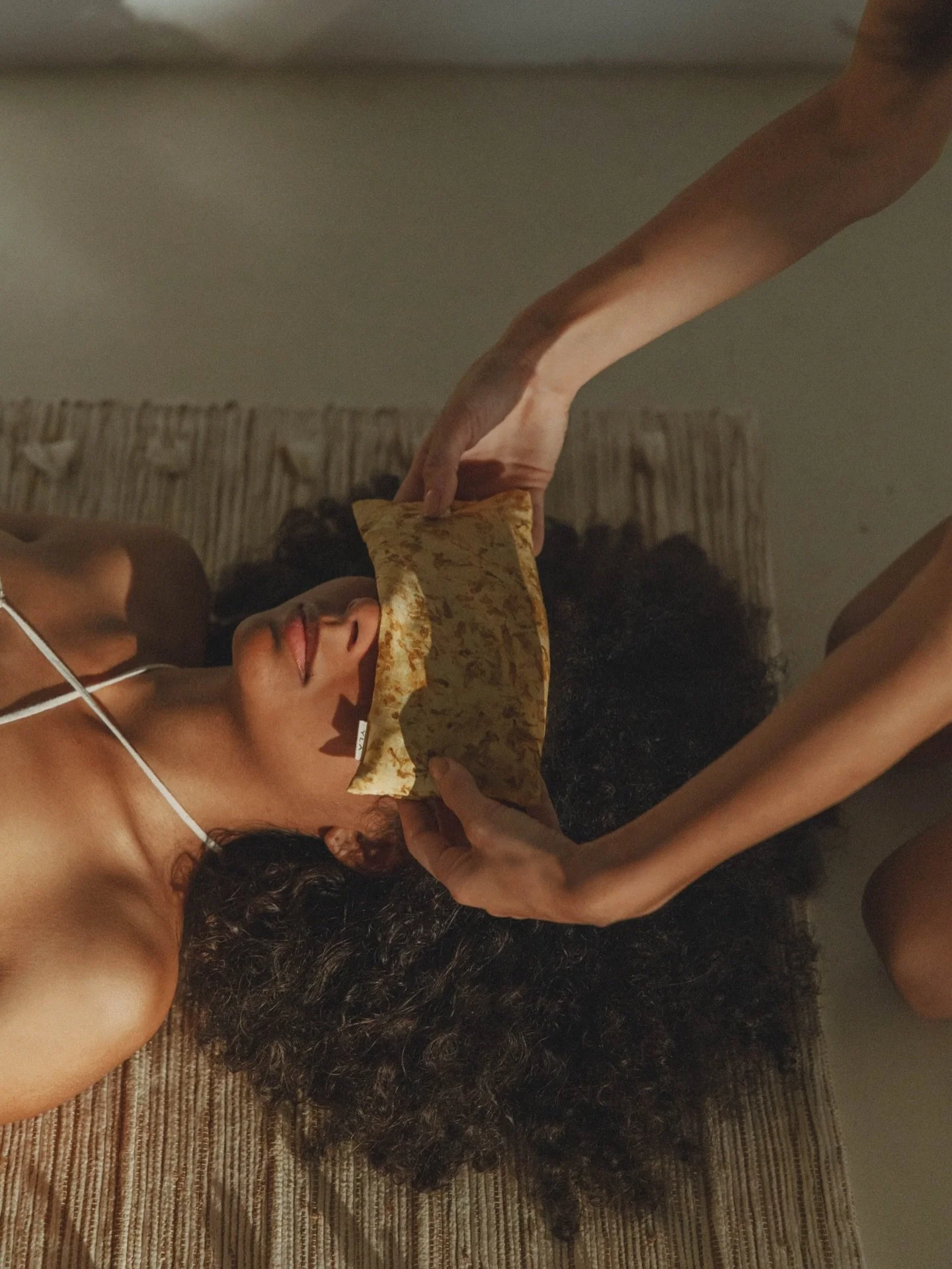 Apportez une touche de douceur &agrave; votre routine yoga et m&eacute;ditation avec le coussin de m&eacute;ditation YLĀ 🌞

Composition Naturelle :

❁ Housse 100% en soie naturelle, douce pour votre peau

❁ Pochette interne en voile de coton

❁ Remp