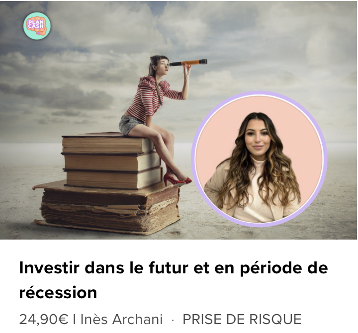 Une femme avec des cheveux longs et bouclés, portant un blazer beige et un t-shirt blanc, posant devant un fond neutre.