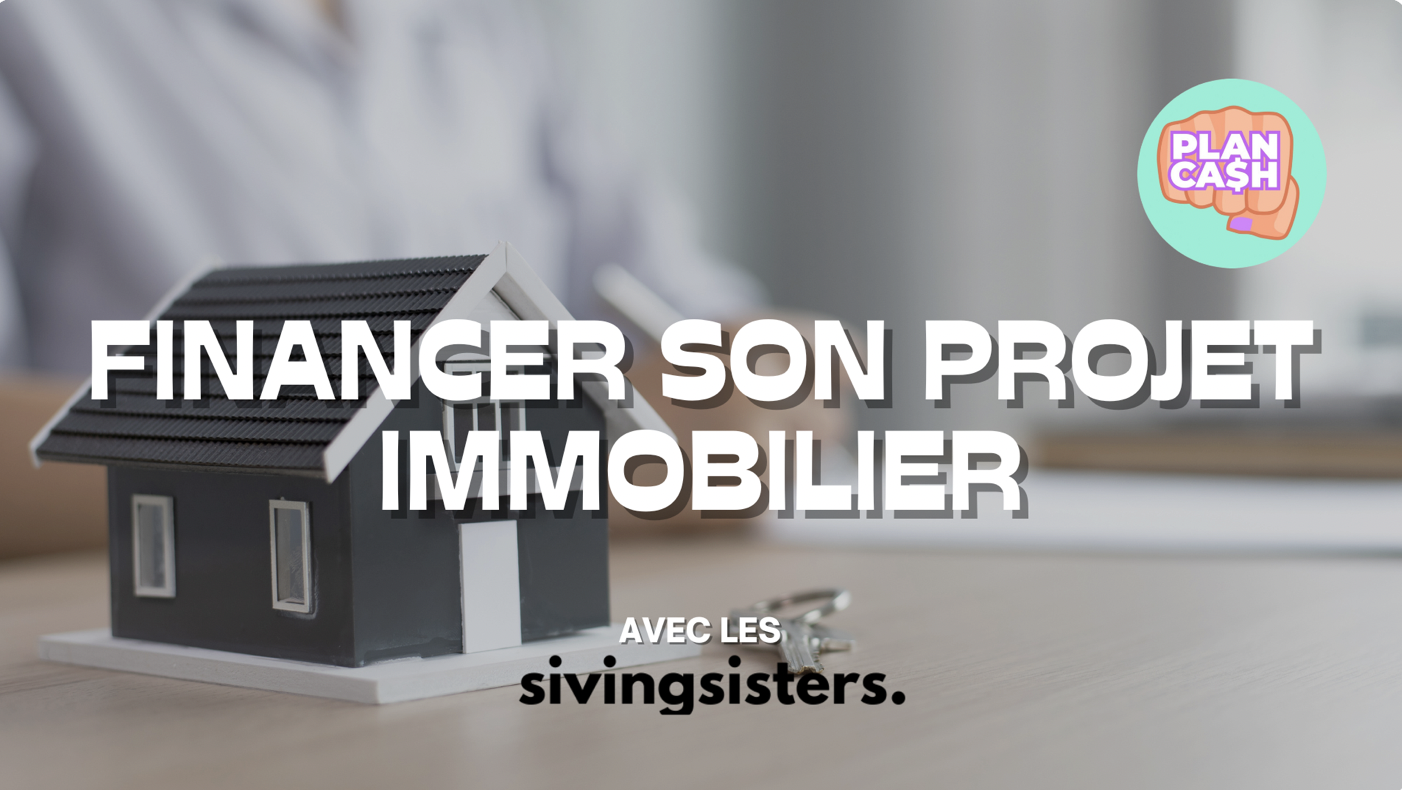 Une maison miniature en modèle réduit sur une table, avec le texte "Financer son projet immobilier avec les sivingisters" et un logo "Plan Cash" en haut à droite.