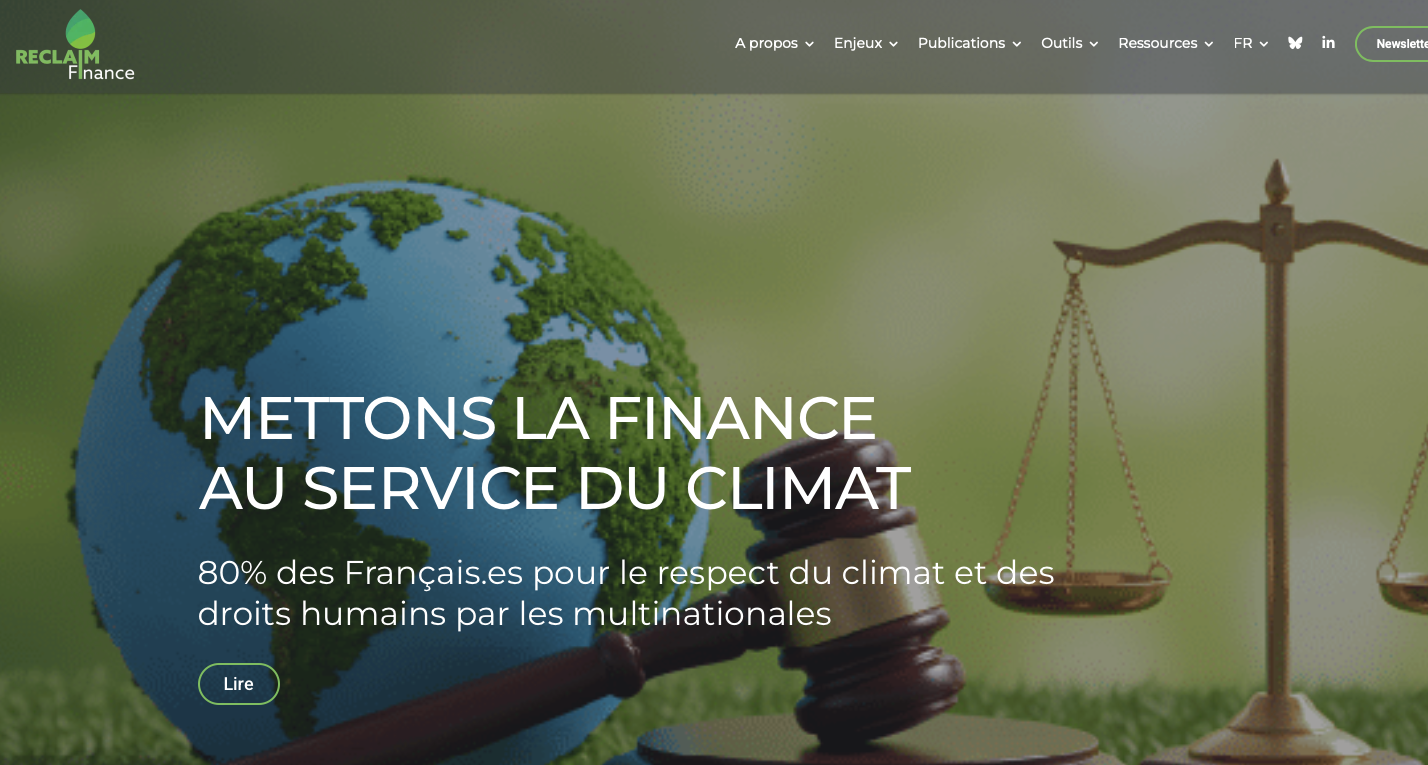 Page d'accueil du site Reclaim Finance avec un globe terrestre et une balance de justice en arrière-plan, texte en français sur la finance au service du climat.