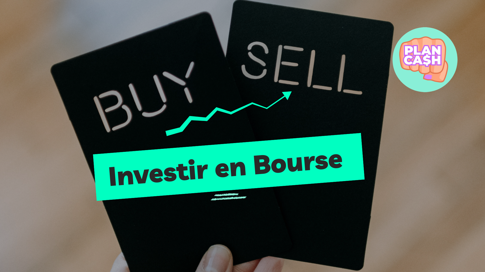Deux cartes noires avec des mots découpés en lettres blanches, l'une disant 'BUY' et l'autre 'SELL', avec une flèche indiquant une hausse. Un texte en bande turquoise indique 'Investir en Bourse'. Un logo coloré en haut à droite affiche 'PLAN CASH' avec un poing levé.