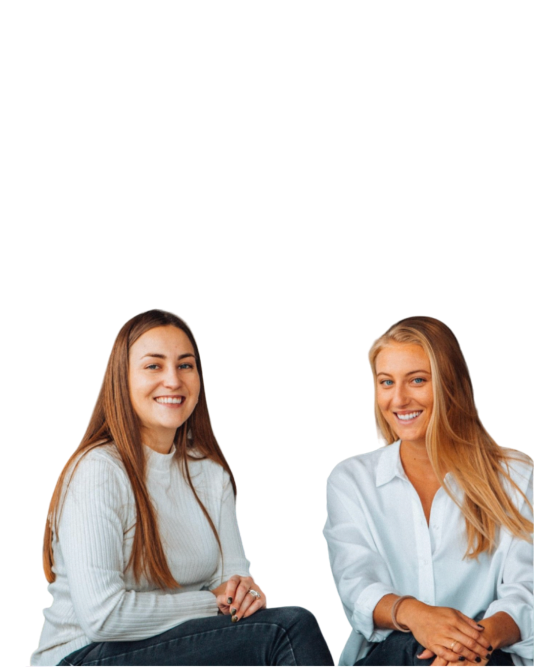Deux femmes assises, souriantes, discutant ou souriant lors d'une conversation
