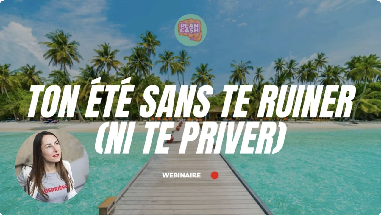 Une plage tropicale avec un pont en bois s'étendant sur l'eau turquoise, des palmiers, un ciel bleu avec quelques nuages, et un texte en français annonçant un webinaire intitulé "Ton été sans te ruiner ni te priver". En haut, un logo rose et vert "Plan Cash" et en bas à gauche, une photo d'une femme avec un t-shirt "Guerrière".