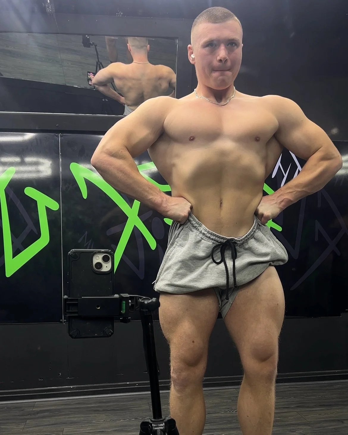 Post-Workout Shots &amp; Push Clips. 

Spent post workout looking for the good lighting but just realised I&rsquo;m getting soft now 😂

I&rsquo;m currently sitting at 190 pounds on average, and training is going very well! 

Progressed every single 