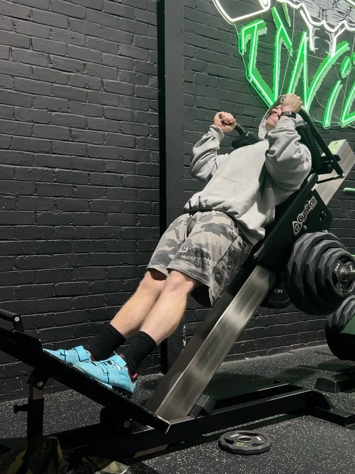 Yesterday&rsquo;s Leg Work. 

Hacks up in load, matched reps with no deviation in form most importantly. My glutes get battered from walking lunges later in the session and they&rsquo;re already quite well developed, so having a super low stance allo