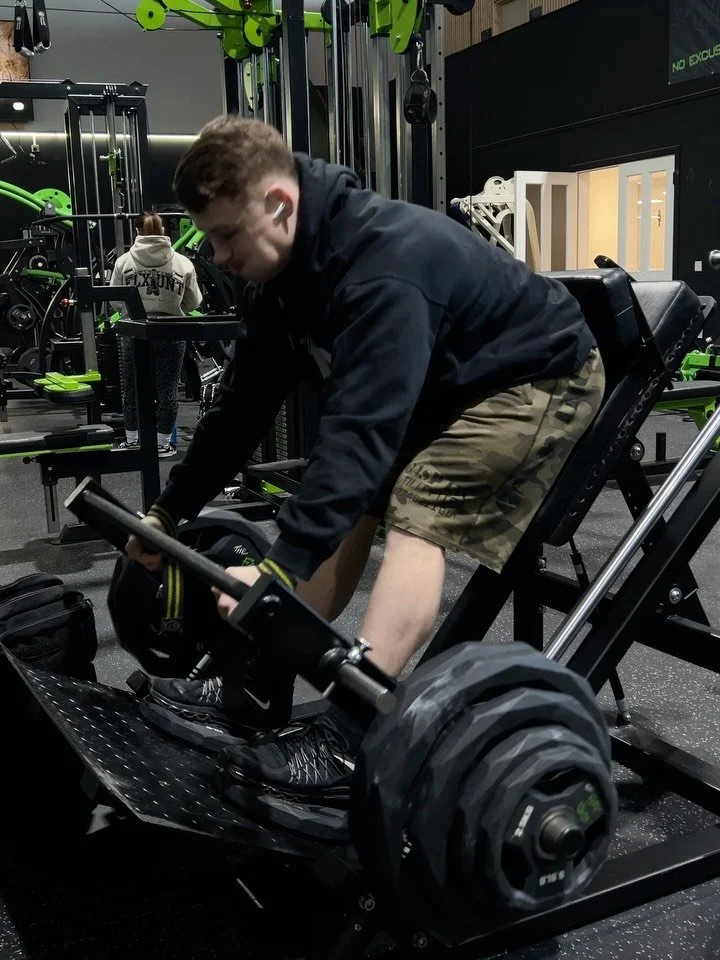 This Weeks Work. 

Nothing super exciting to write home about in terms of progress, just slowly and steadily getting better 🎯

Body is pain free, mind is focused and enjoying the process. 

3.5 plate hack squat on the cards next week and 2 plate dip