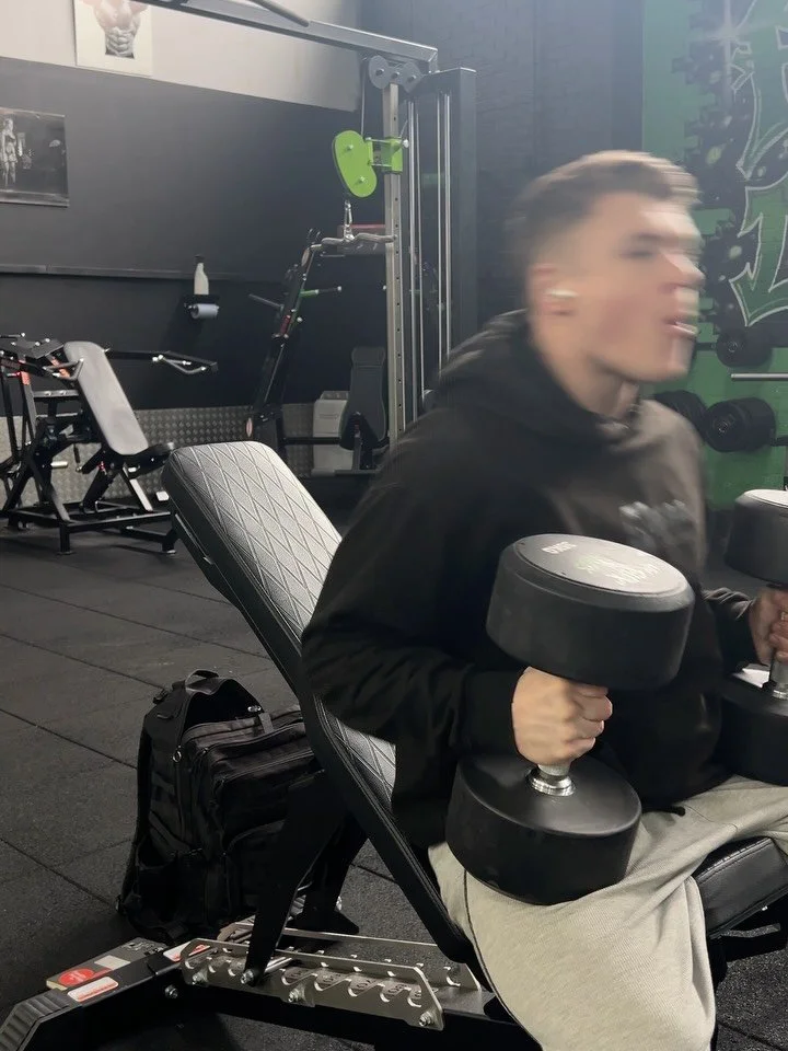 Dumbbell press is in 🎯

Dumbbell press has been swapped in instead of the incline gym leco press. 

As I wasn&rsquo;t getting on with how heavy it is to lock out and finish, and found I was using tonnes of triceps. 

We will use our chest more in th