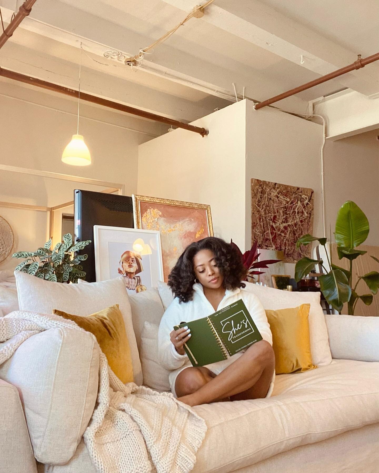 HAPPY NEW YEAR! 🎊 🥳 @duh_mariel&rsquo;s planning our her year, are you? 👀✍🏽
We&rsquo;re so grateful for every planner purchase thus far and for the amazing community of support we&rsquo;ve received since our launch in 2021. How are you prioritizi