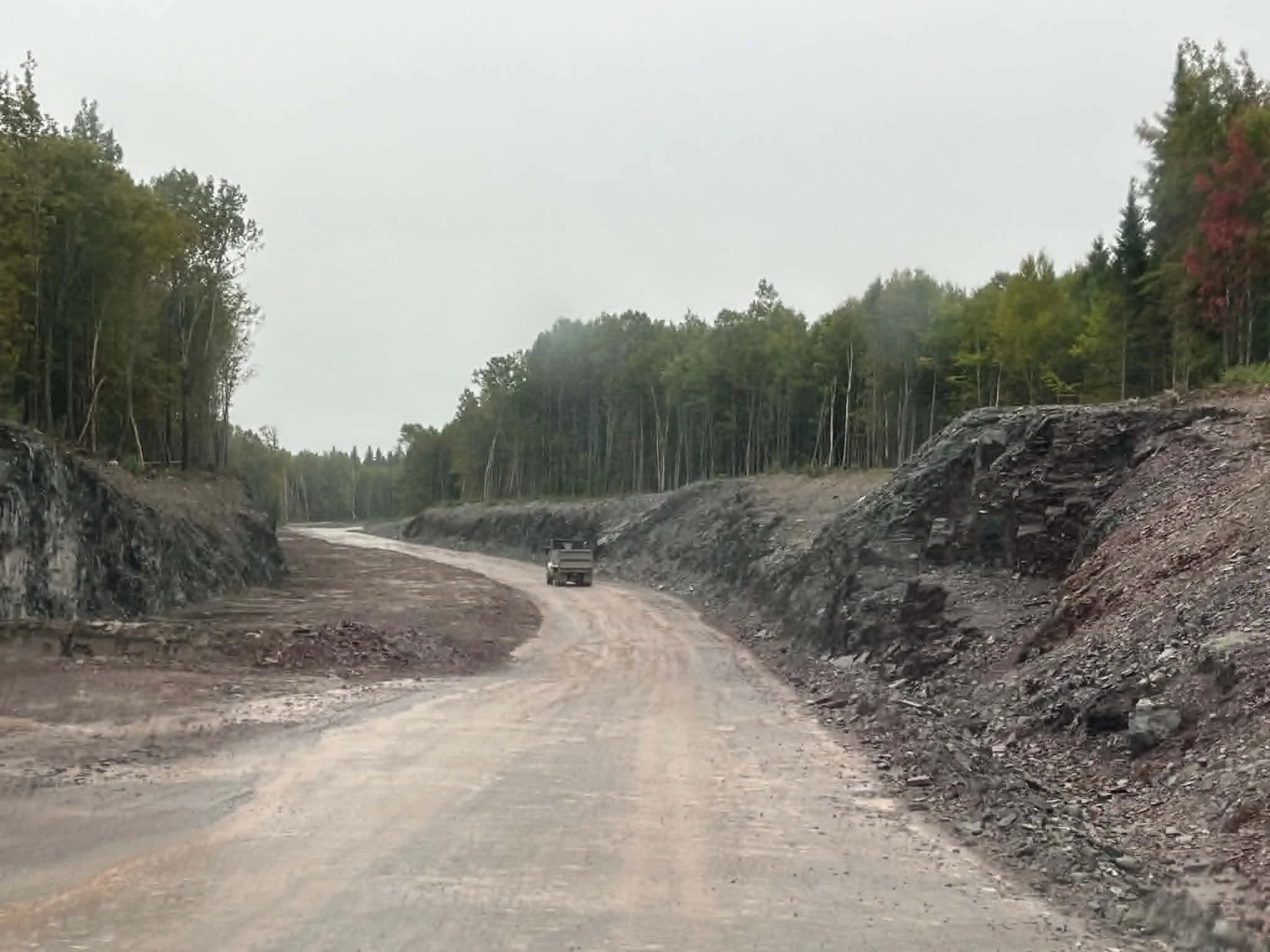 truck sur chemin-parc-eolien-ppaw1..jpeg