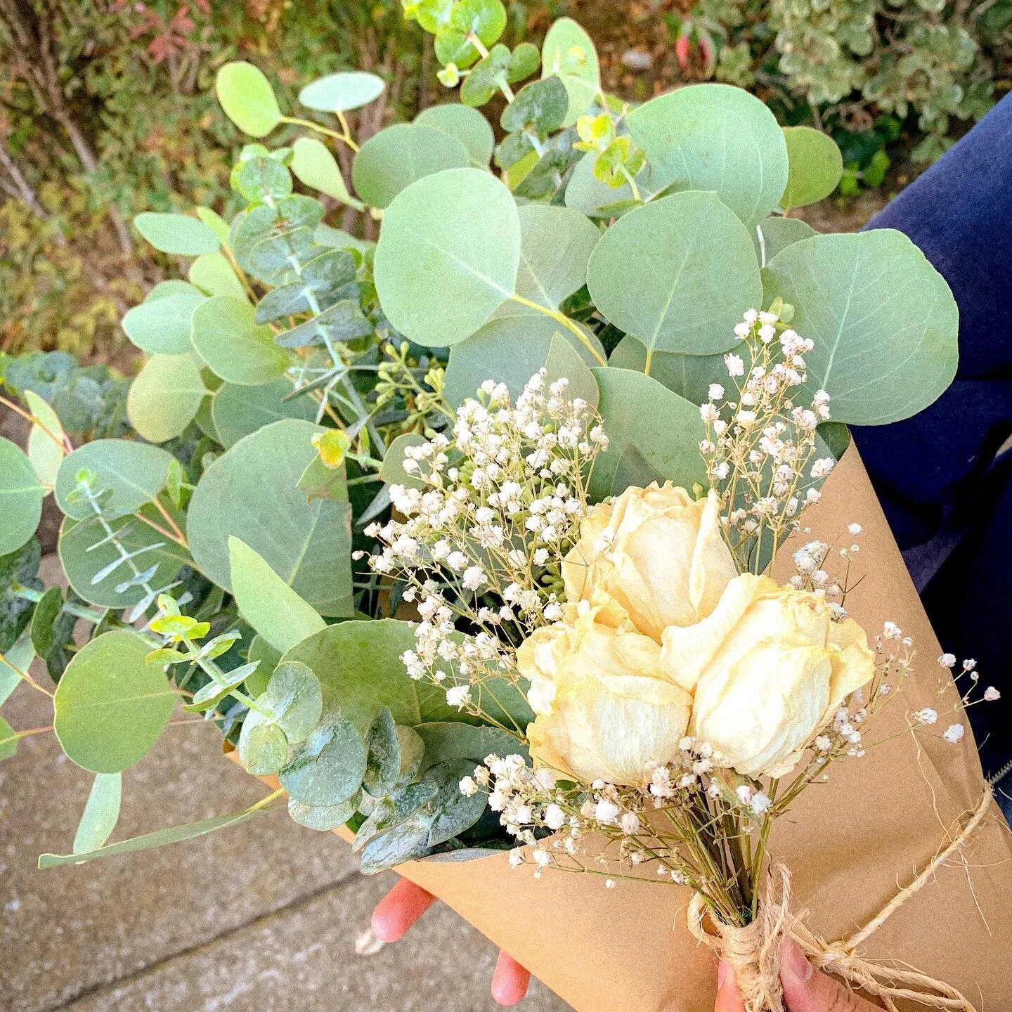 HAPPY WEDNESDAY FRIENDS! 🌿 
How are yall doing so far?! 
Peep my eucalyptus bundle delivery with a little hint of dried flowers 🤩 
Another hobby I picked up this past SIP was drying up flowers!! My favorite flowers drying up are lavender, roses, an