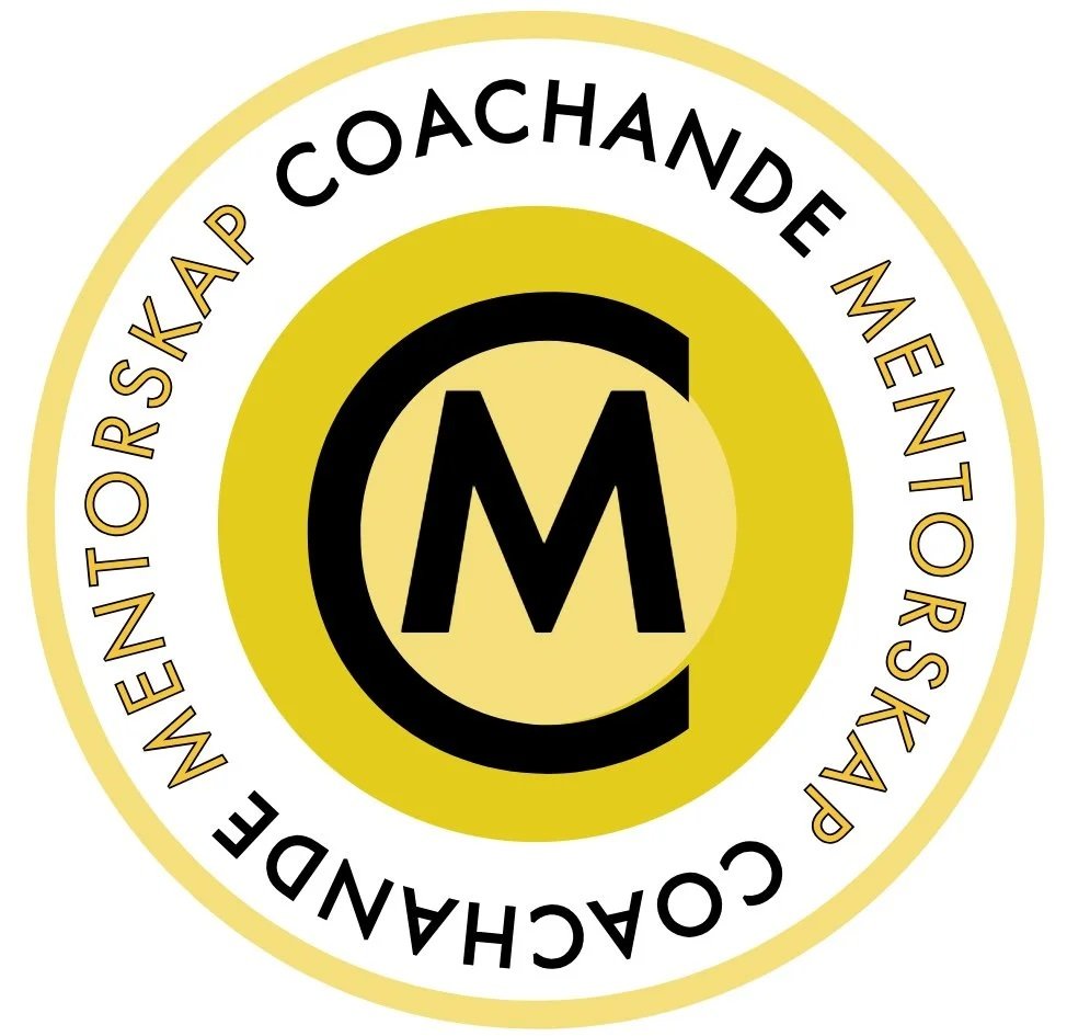 En gul och svart emblem för Menolskaps- och Coachhandeln, med text runt kanten och en stor M i mitten.