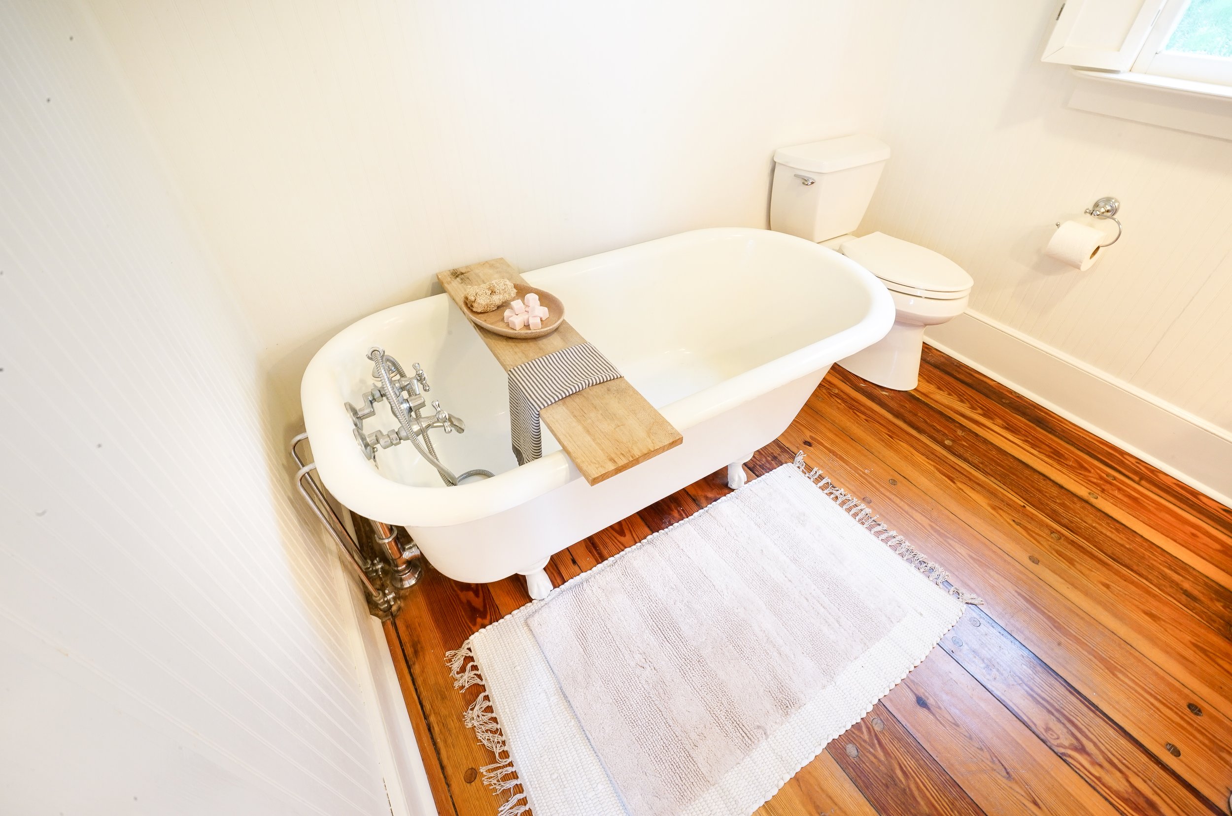 CLAWFOOT TUB