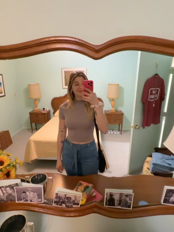 THE BRADY HOUSE! Part 2! 

I absolutely LOVE how many @bradybunch fans there are in the world but I&rsquo;m also not surprised! This is the second part of the tour featuring that back family room, the parents, Greg&rsquo;s and Alice&rsquo;s bedrooms.