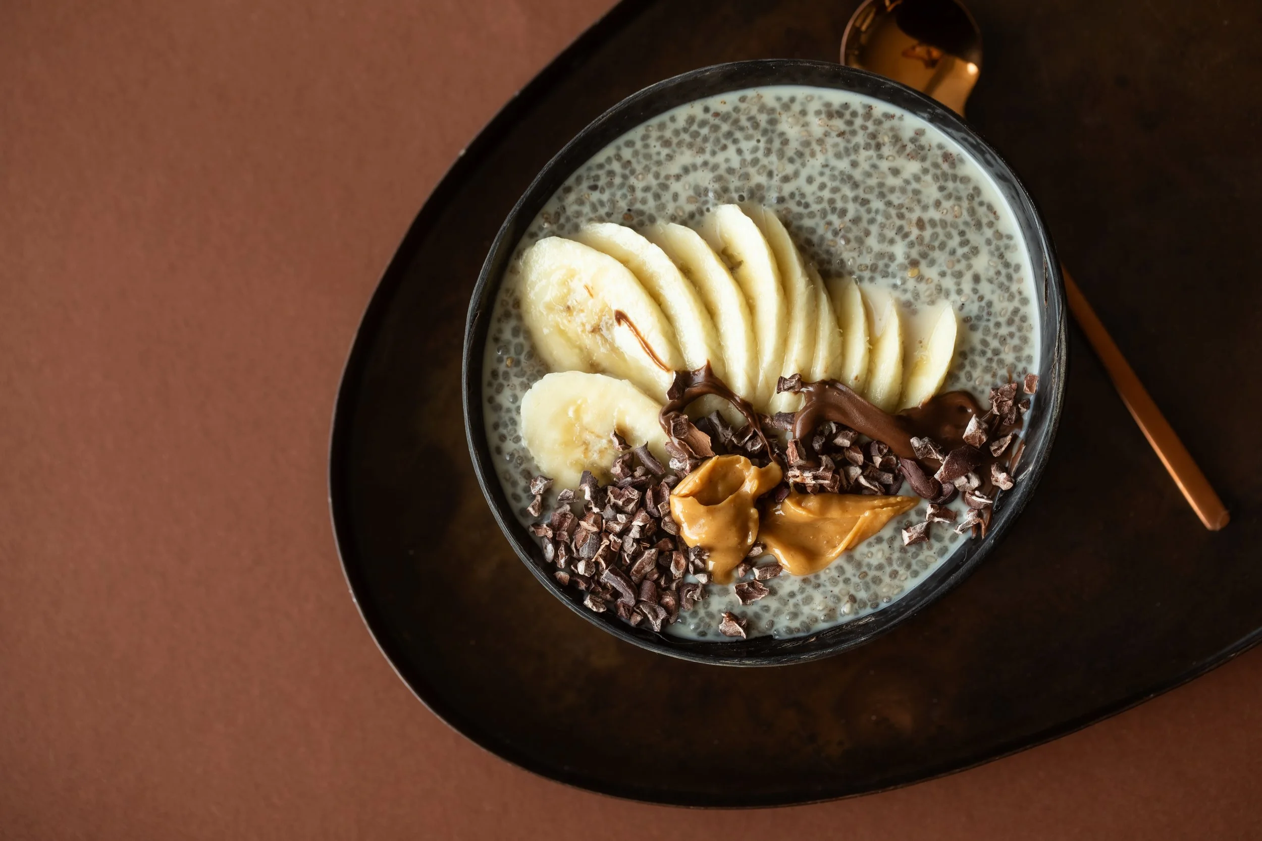 Banana_chia_pudding_cacao_nibs.jpg