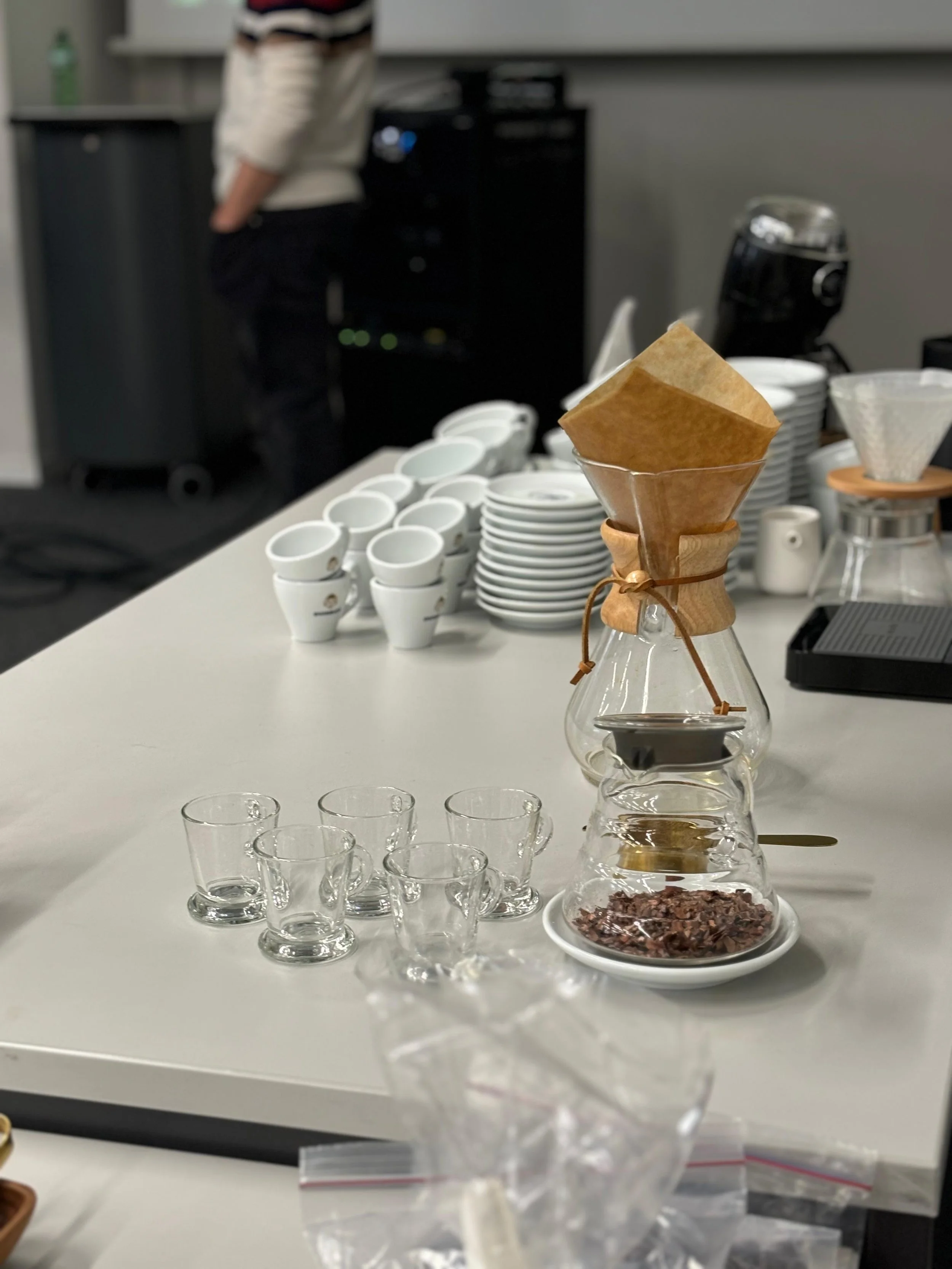 Bild zeigt Kaffeeproduzentin Omaira bei der Trocknung ihrer Kaffeebohnen.