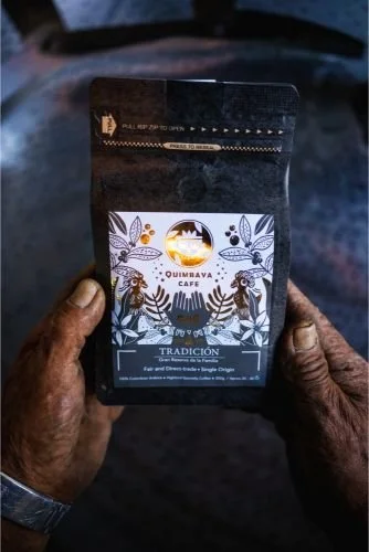 Nahaufnahme von Vicentes Händen, die eine Packung Quimbaya Tradición halte