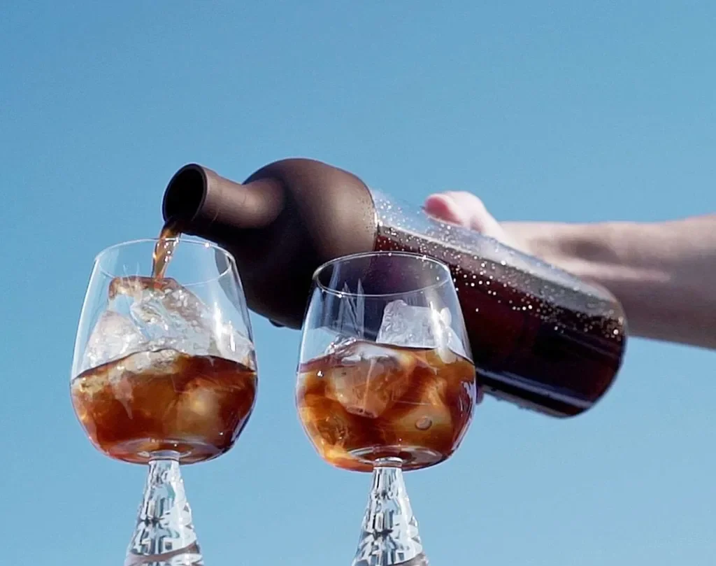Hario_Cold_Brew_Bottle_Schokobraun_in_action_Quimbaya.webp