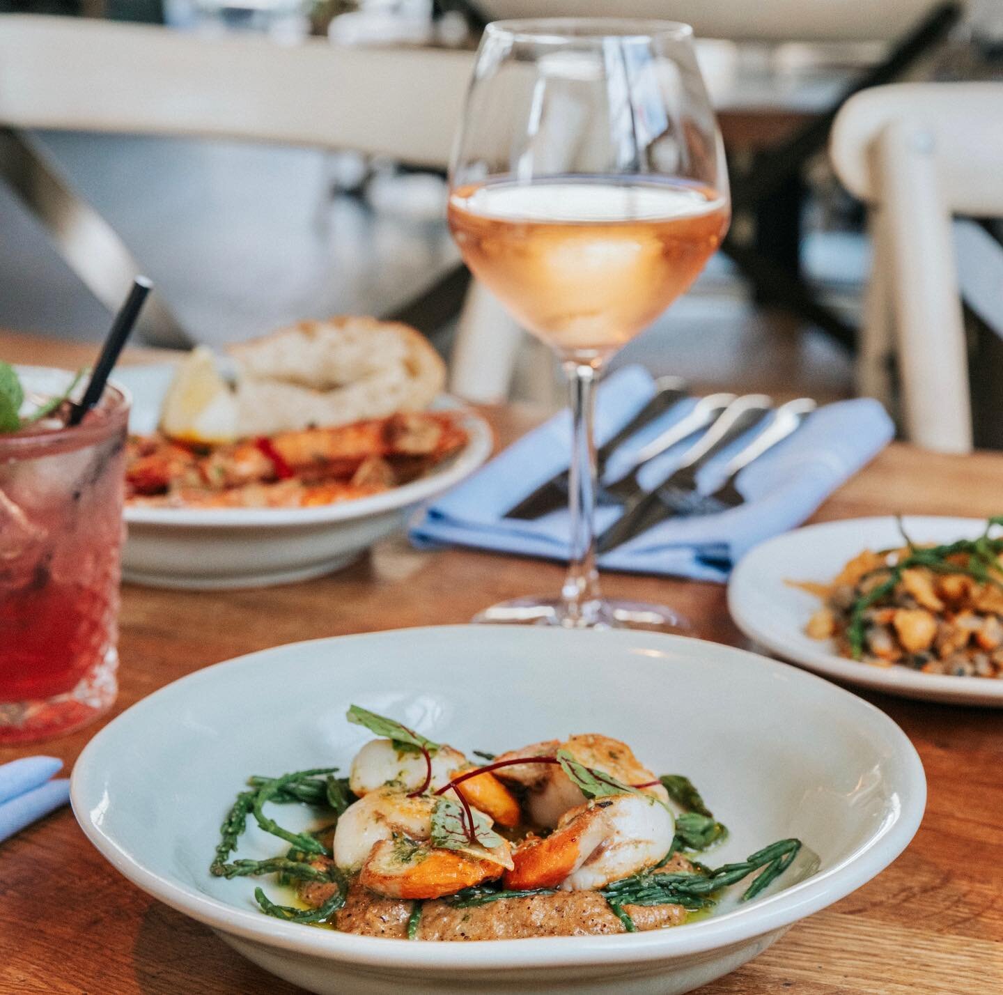 Yay for Scallops🦪 Our Grilled Cornish Scallops are served with samphire, charred cauliflower, garlic and parsley butter🤤  We could eat these alllll day!

#charlestown #eatcornwall #cornwal #saturdaynightdining #cocktails #scallops #cornishseafood