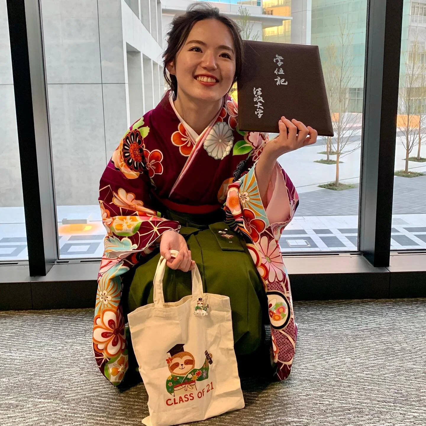 pretty little graduate 👩&zwj;🎓 (she changed her hakama colours without updating us)

#graduate #illustration #graphicdesign #slothsofinstagram #ジブリ #トトロ #まじょのたっきゅうびん #ぽんよ #せんとしちひろ#smallbusiness #supportsmallbusiness #illustratorsofinstagram #いらすとぐら