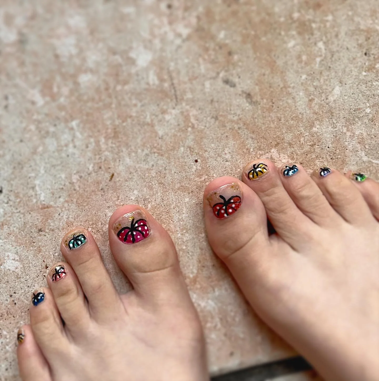 foot/toe warning (sorry) can&rsquo;t use bright colours on my hands for work so gotta go for the toes instead 

#pumpkin #pumpkinnails #yayoikusama #halloween #halloweennails #halloweennailsdesign #halloweennailart #nailart #nailsofinstagram #nailart