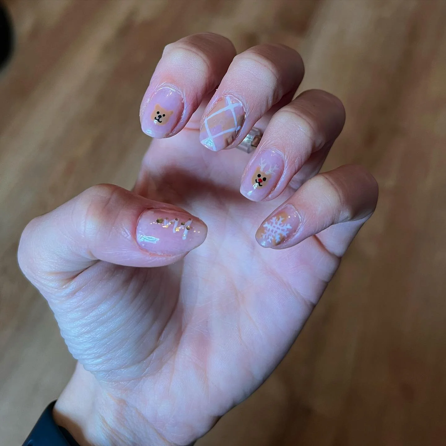 cute xmas nails in two different lighting 

#nails #nailart #naildesign #subtlenails #xmas #xmasnails #xmasnailsart #christmasnails #christmassy #festive #nailinspo #nailsofinstagram #nailinspiration #teddynails #reindeernails #patternnails #snowflak