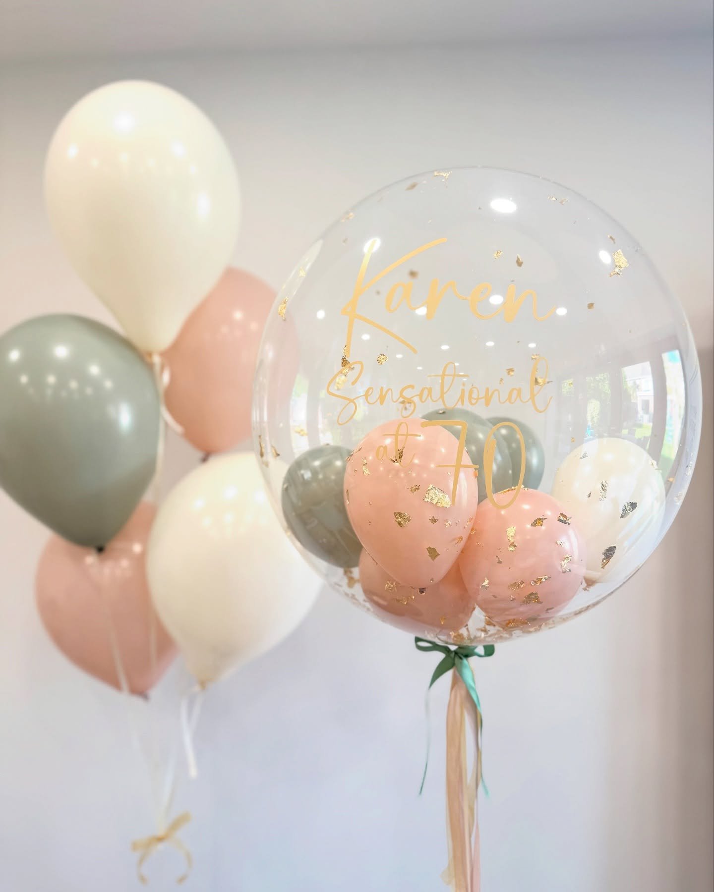 Beautiful bubble π«§ I’m loving these soft pinks and green tones for this 70th birthday bubble and helium set.
π DM to enquire